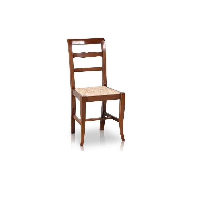 Von diesen rustikalen Esszimmerstühlen aus italienischem Nussbaum mit Leiterlehne sind derzeit 10 Stück verfügbar. Sie verfügen über schöne Binsen-Sitzmöbel mit handgeschnitzten, zart gerundeten Leiterrücken und leicht geschwungenen Beinen. Diese