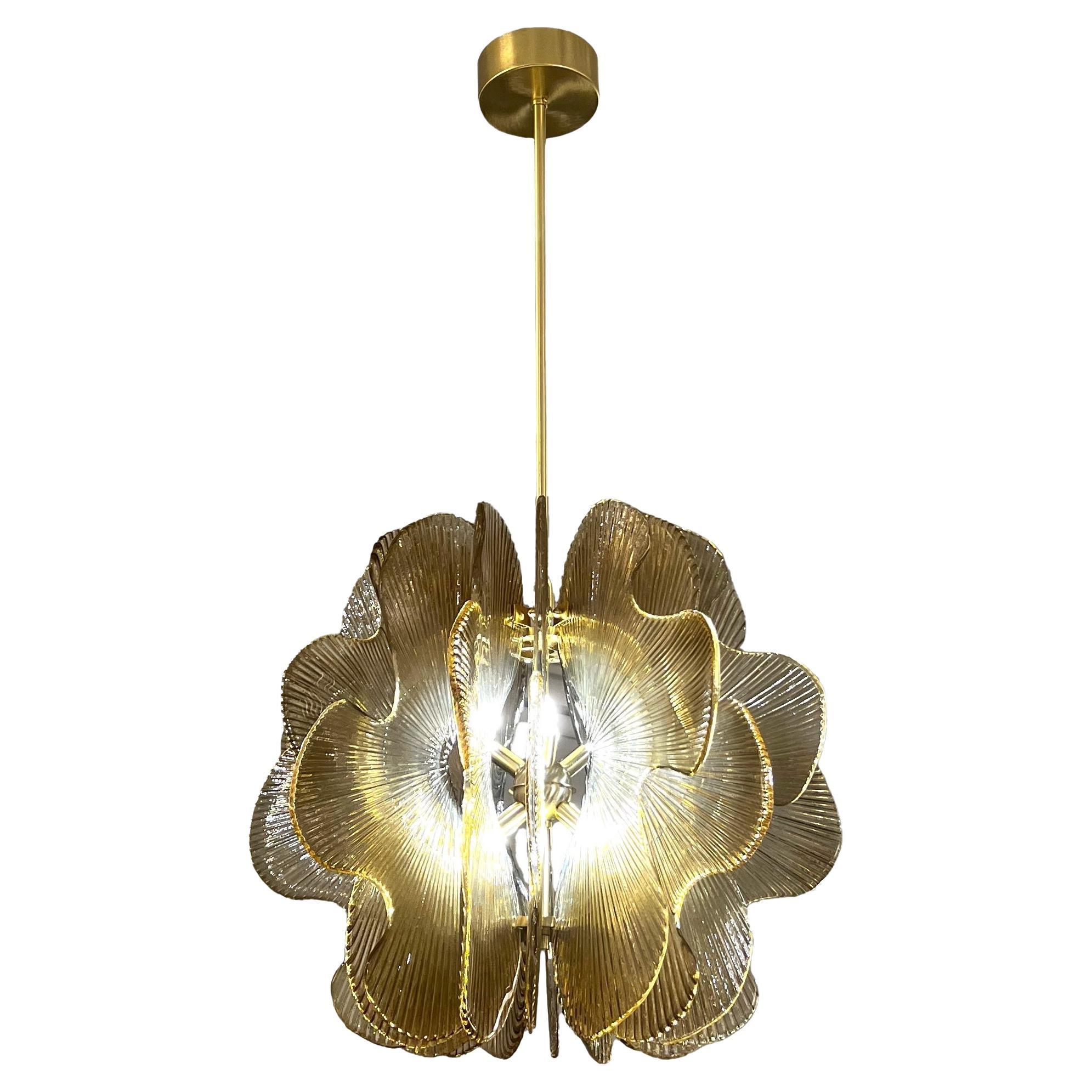 Una lampada a sospensione couture post-moderna e giocosa, una creazione interamente realizzata a mano in Italia dalla forma floreale stilizzata, con la struttura in ottone satinato decorata tutt'intorno da 16 lastre curvilinee di fiori a petali