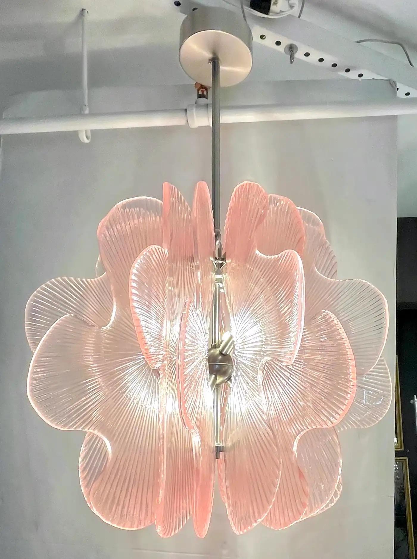 Un luminaire post-moderne à suspension ludique, une création entièrement réalisée à la main en Italie avec une forme florale stylisée, la structure en nickel satiné décorée tout autour de 16 dalles en forme de pétales de fleurs stylisées en verre de