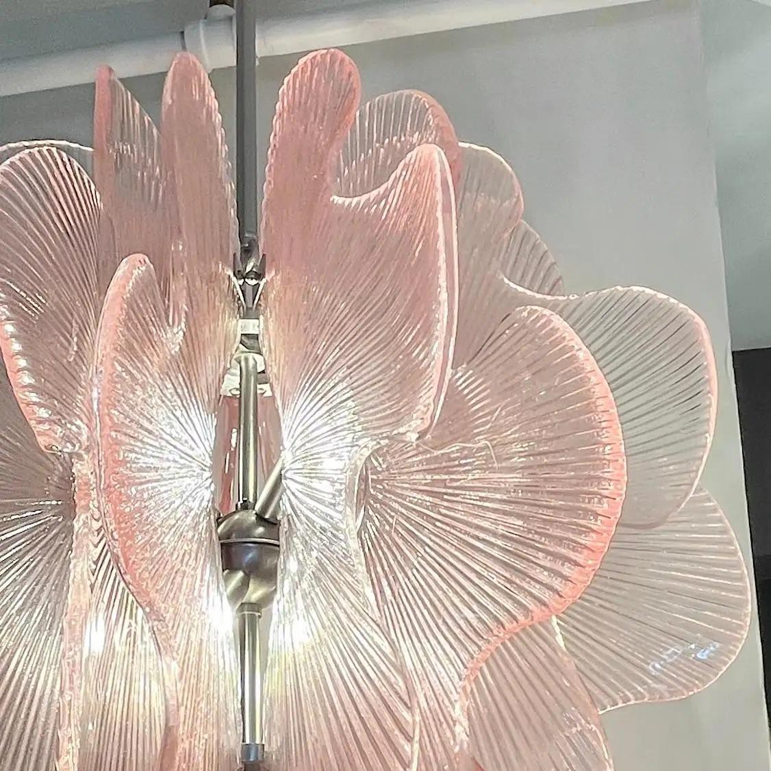 Brossé Lustre/lustre italien moderne en verre de Murano texturé rose marine et nickel satiné en vente