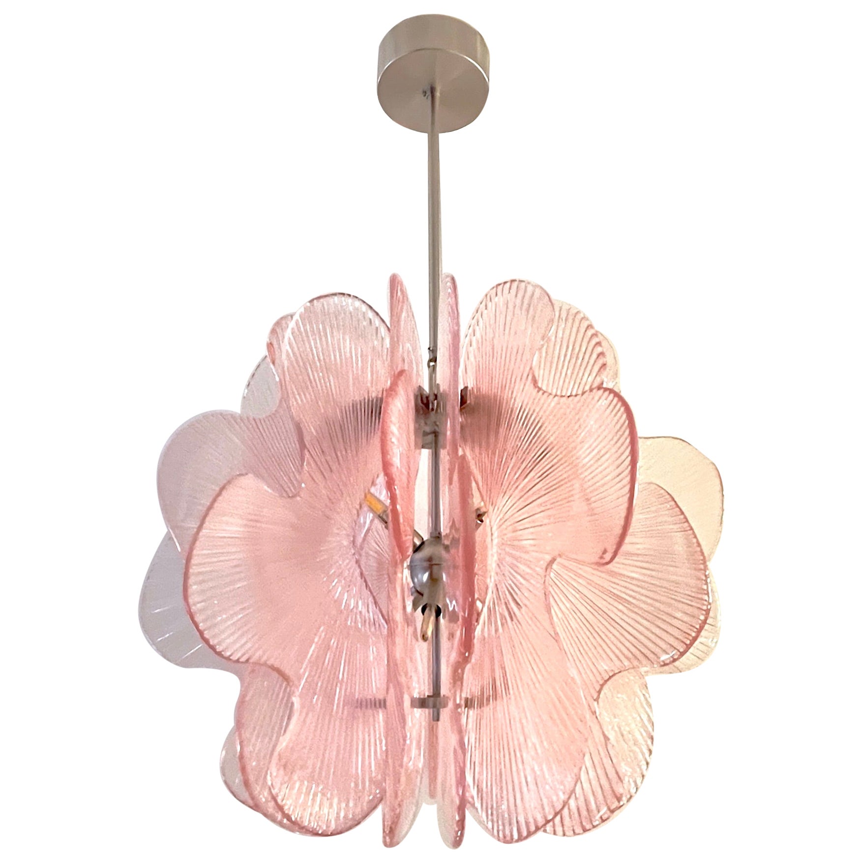 Ciondolo/manipolo moderno italiano in vetro di Murano satinato rosa ondulato
