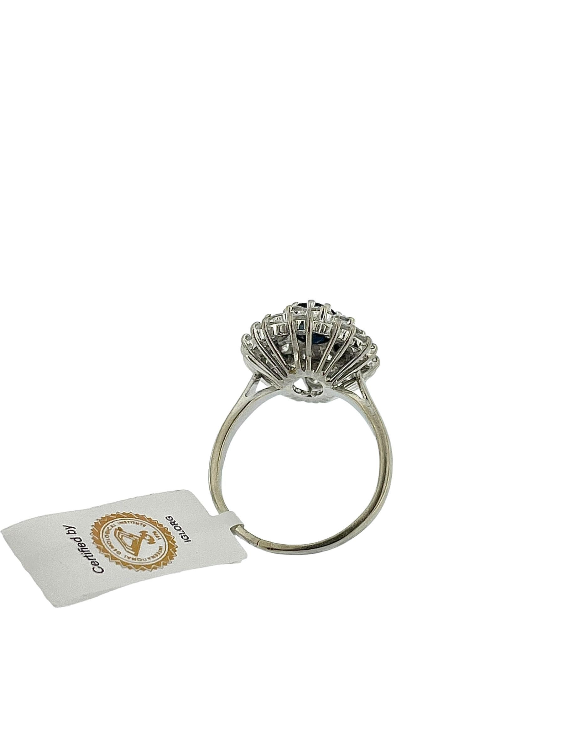 Modern Italian White Gold Cocktail Ring with Sapphire and Diamonds IGI Certified In Good Condition For Sale In Esch sur Alzette, Esch-sur-Alzette