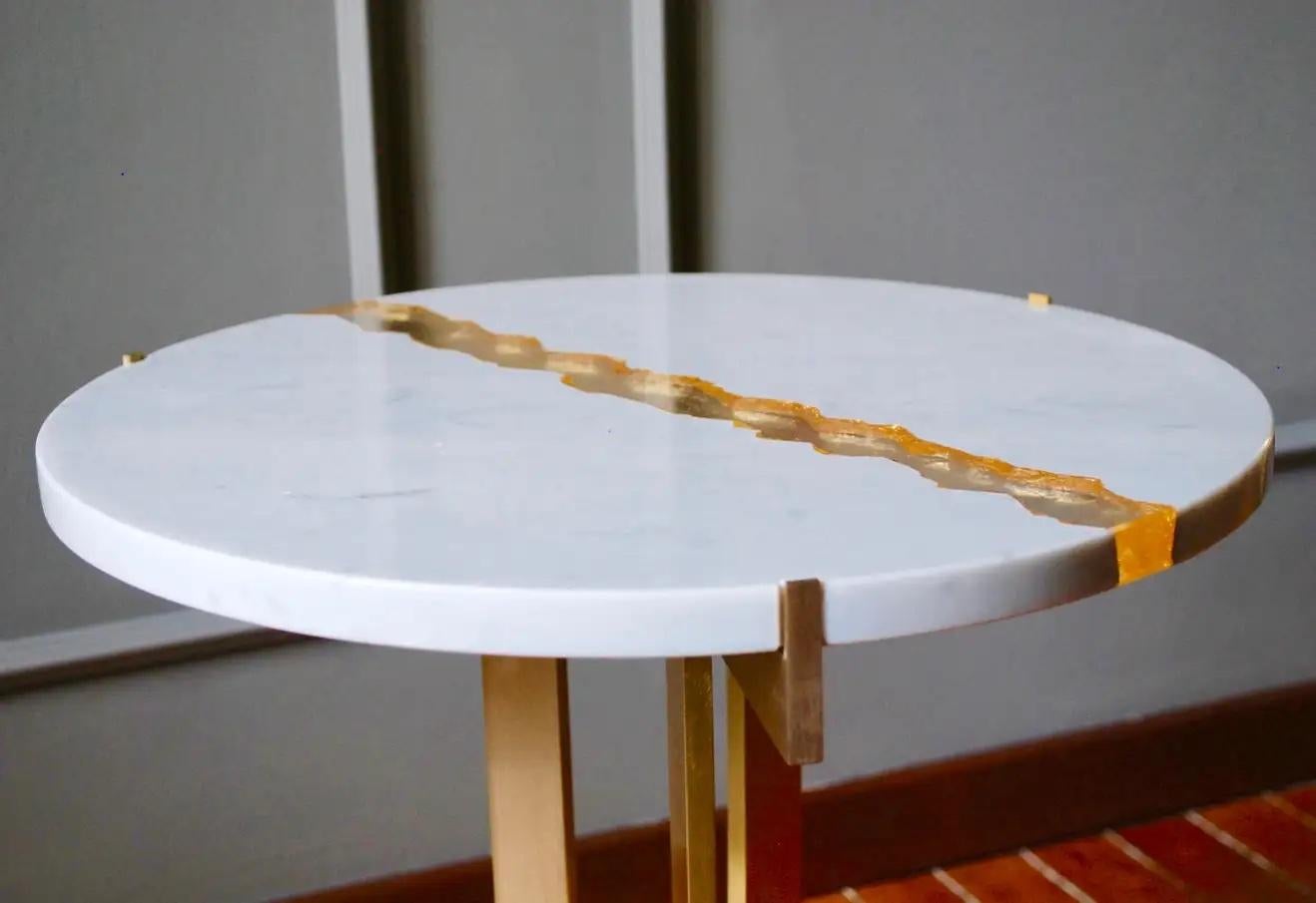 Modern Italian White Marble Gold Resin Split Side Table on Satin Brass Tripod In New Condition In New York, NY