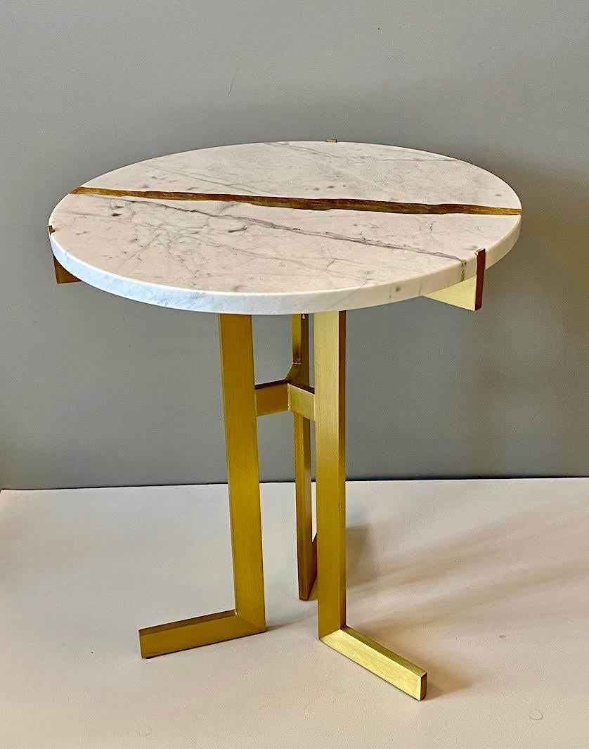 Modern Italian White Marble Gold Resin Split Side Table on Satin Brass Tripod In New Condition In New York, NY