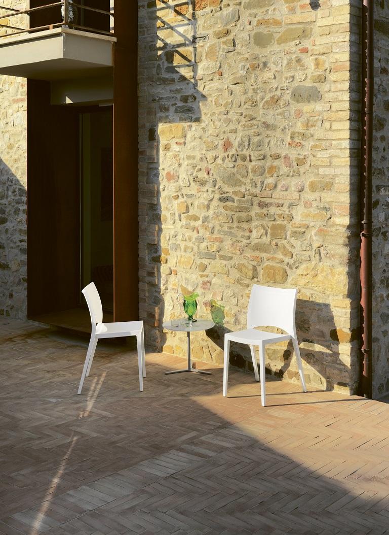 This white polypropylene chair is stackable and suitable for indoor and outdoor use. Designed by Pocci & Dondoli, aqua is suitable for both inside and outside use, it has an integral polypropylene structure and guarantees comfort and practicality