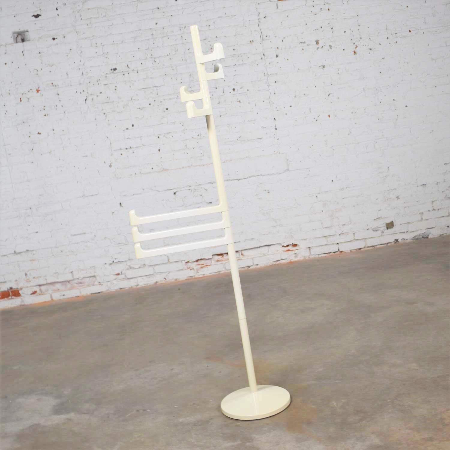 Handsome Italian towel rack or coat rack in white plastic designed by Makio Hasuike for Gedy. It is in fabulous vintage condition. And, I didn’t think there were any flaws but after viewing the photos it looks like there is a bit of discoloration or
