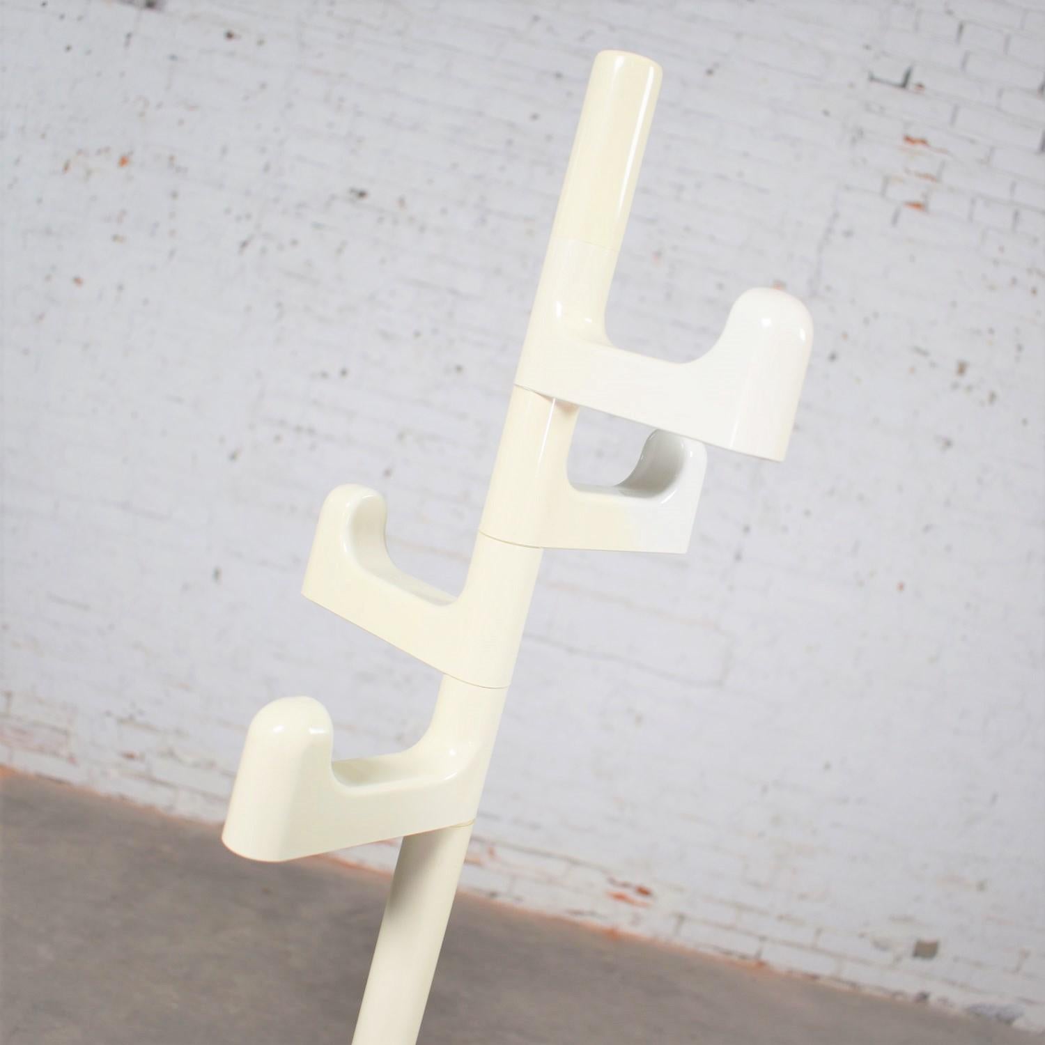 Modern Italian White Towel or Coat Rack by Makio Hasuike for Gedy In Good Condition In Topeka, KS