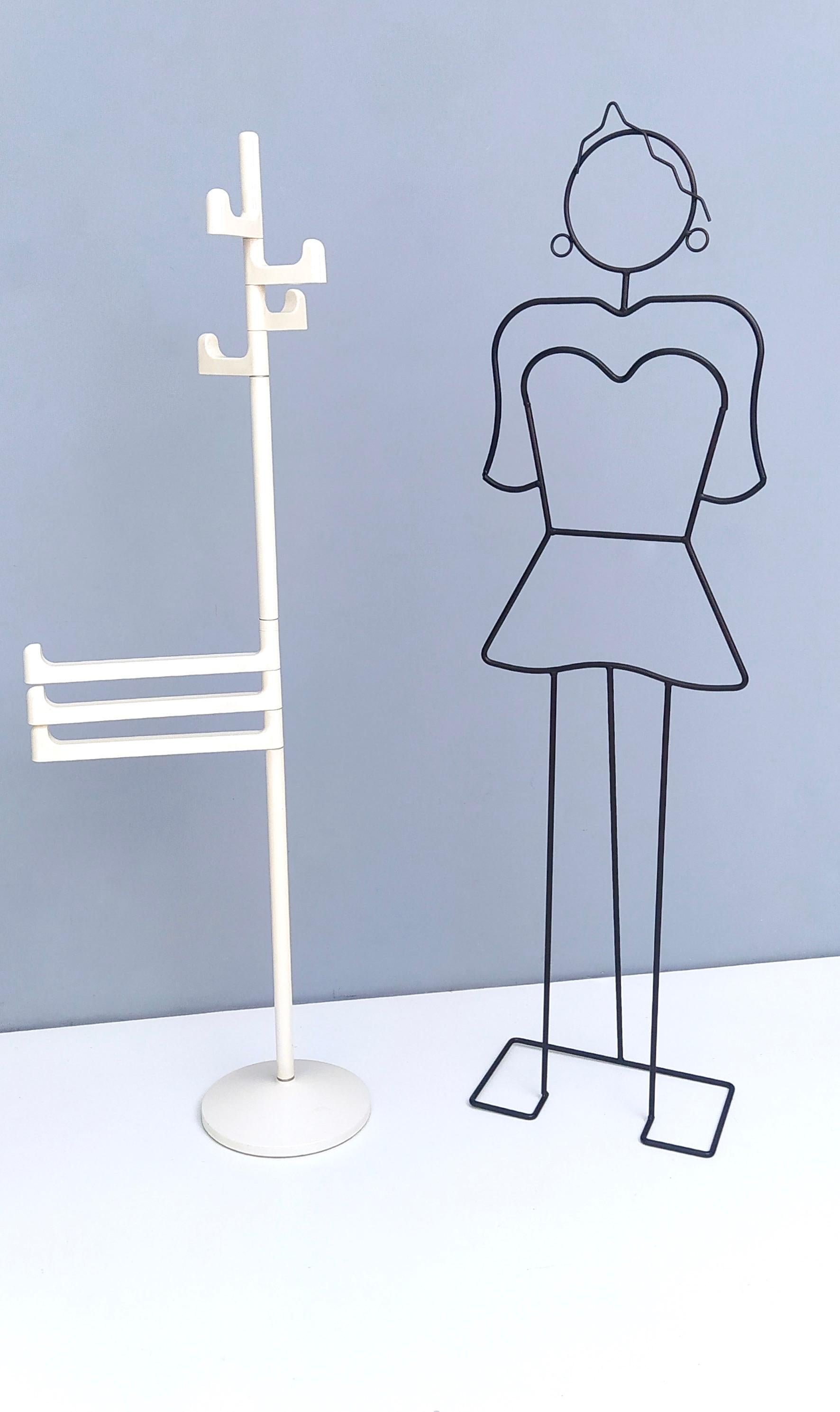 Italy, 1970s. 
This is a modern Italian towel rack or coat rack in white plastic designed by Makio Hasuike for Gedy. It features seven arms.
It was designed in the 1970s by famed Japanese designer, Makio Hasuike, for the Italian bathroom products