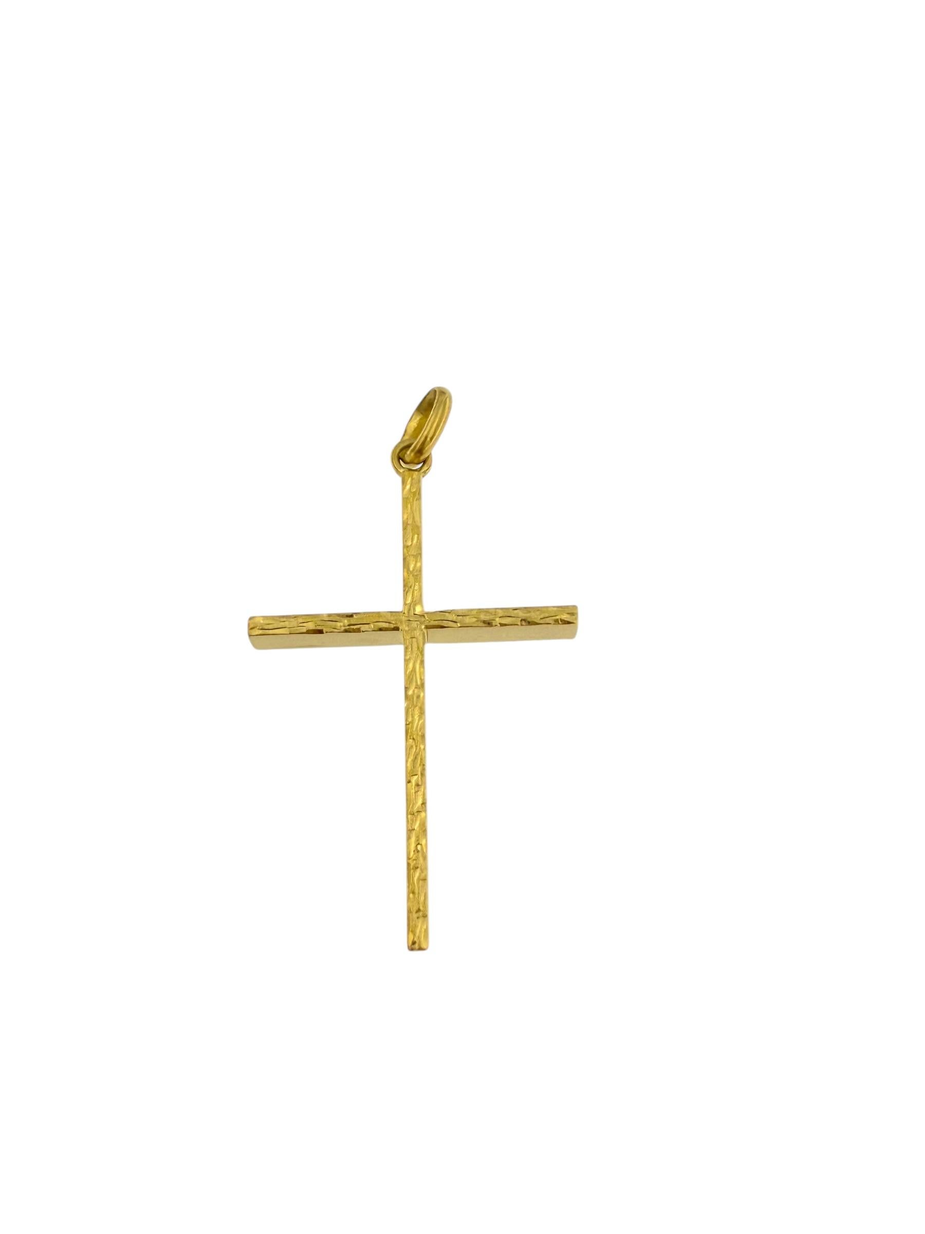 Expression contemporaine d'une foi intemporelle, ce pendentif croix italien moderne est réalisé en or jaune 18 carats luxueux et présente un design minimaliste rehaussé de détails artisanaux raffinés. La surface est subtilement martelée à la main,