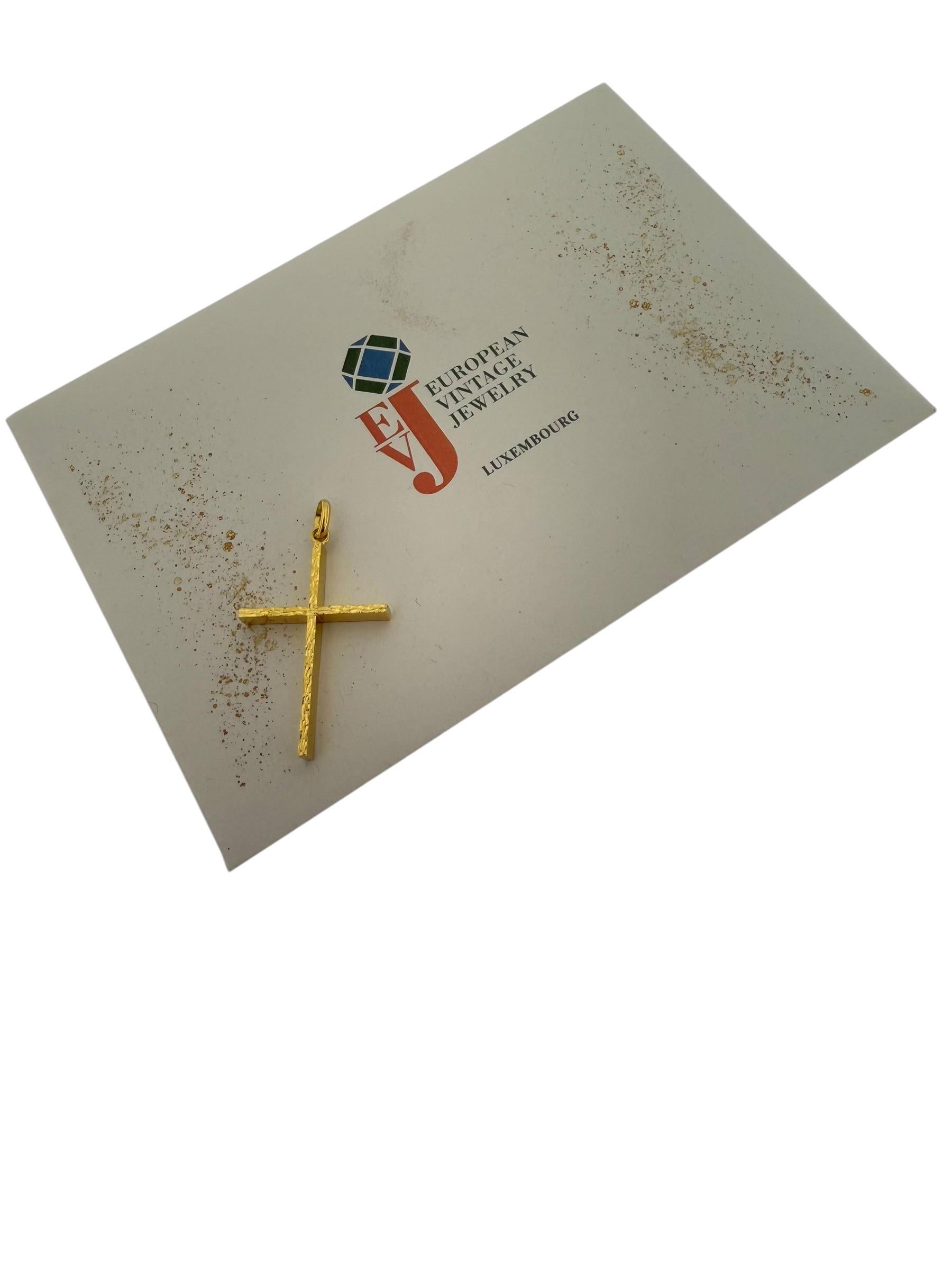 Croix italienne moderne en or jaune en vente 3