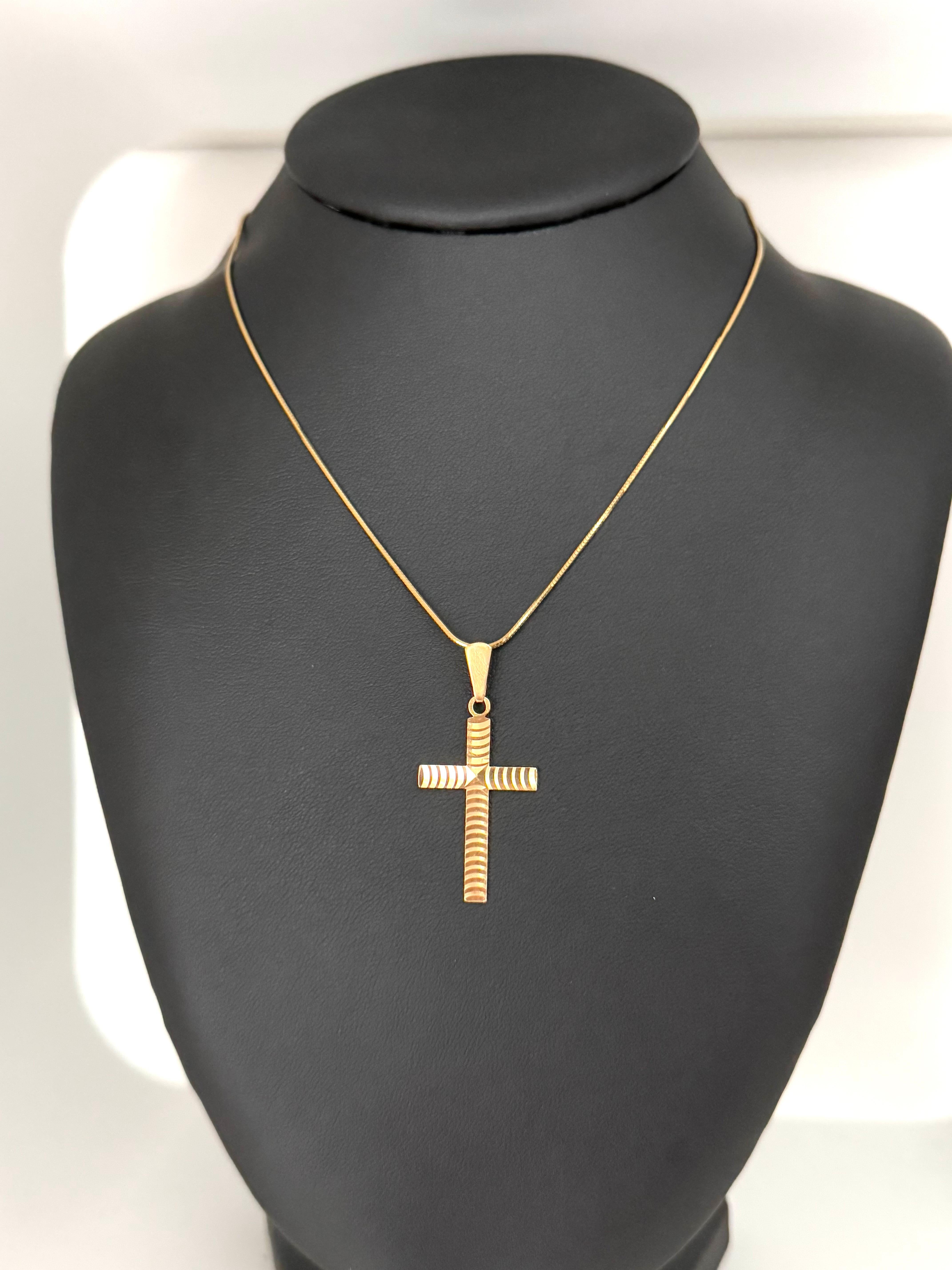 Cette croix italienne en or jaune 18kt présente un design géométrique épuré et moderne, offrant un mélange raffiné d'élégance minimaliste et de confort quotidien. Fabriquée en or jaune 18 carats chaud et brillant, la croix présente des lignes