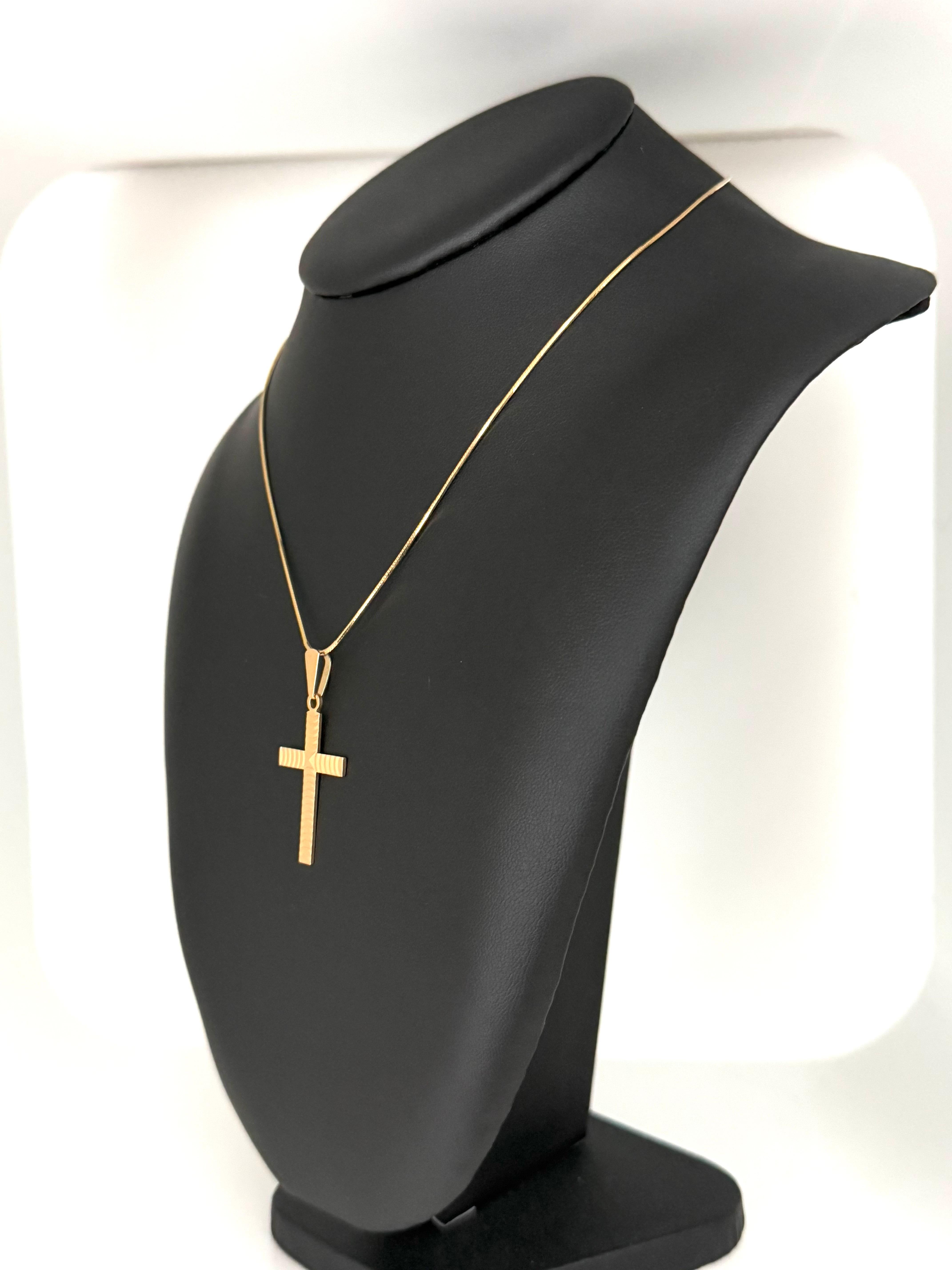Moderne Croix italienne moderne en or jaune au design géométrique en vente
