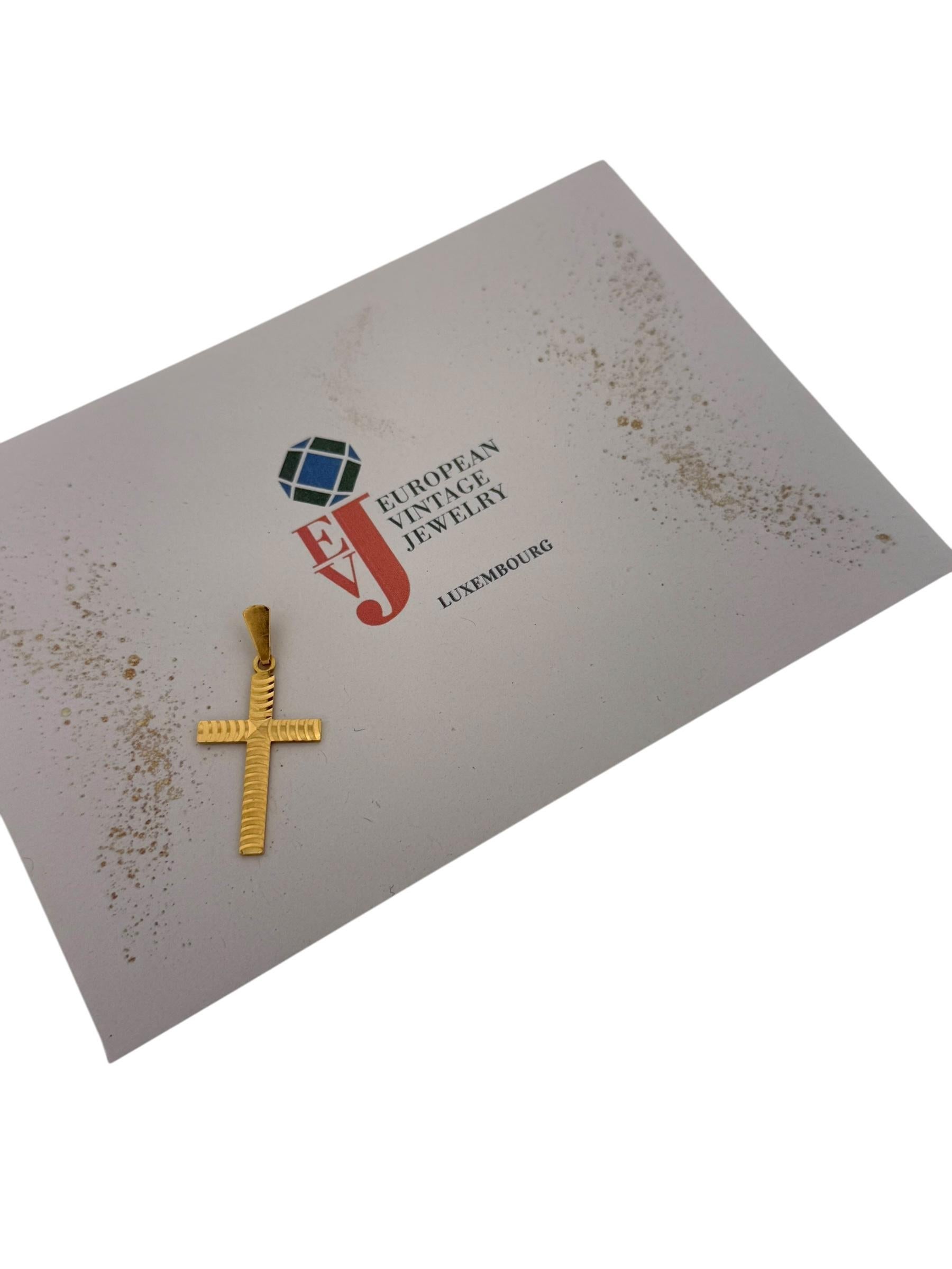 Croix italienne moderne en or jaune au design géométrique en vente 3