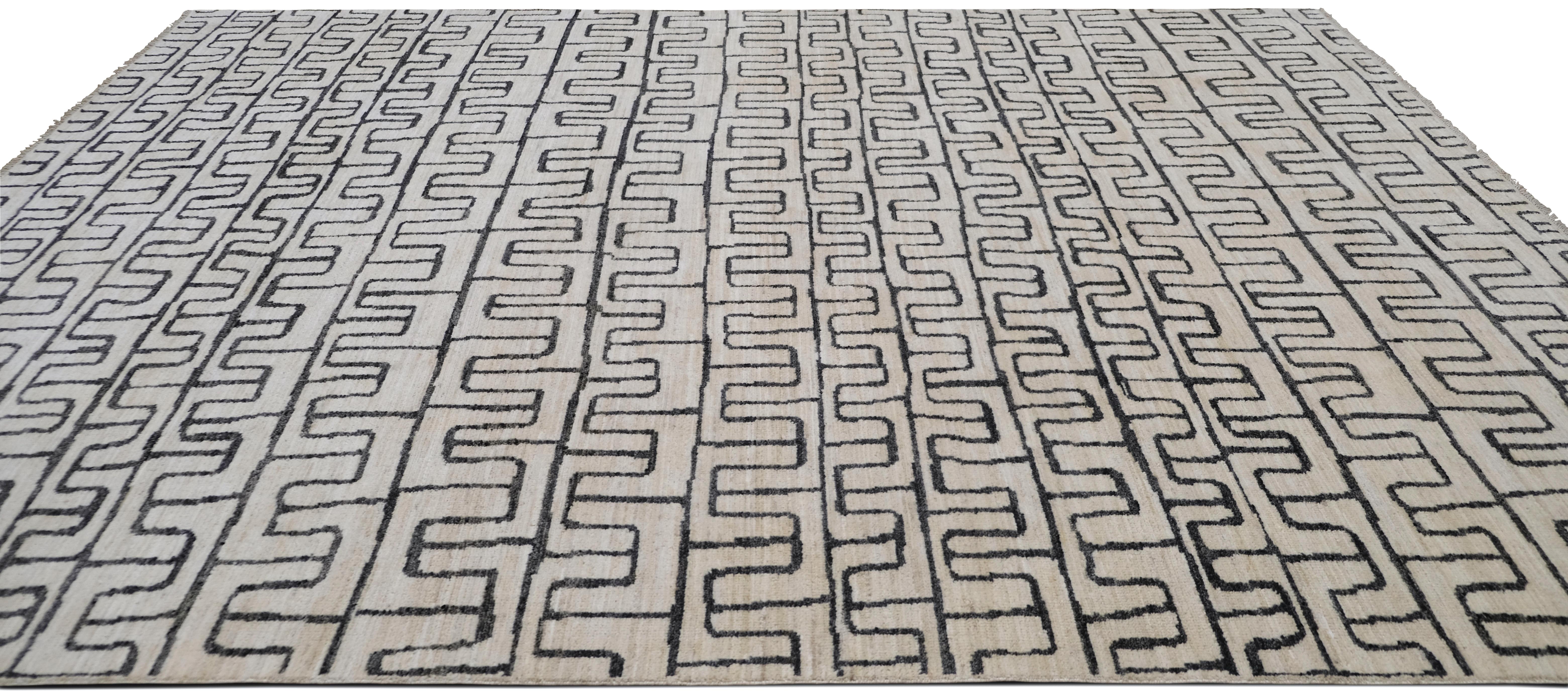 Verwandeln Sie Ihren Raum mit der dynamischen Eleganz dieses handgeknüpften Wollteppichs. Mit seinem kühnen geometrischen Design in Grau und Elfenbein verleiht dieser Teppich jedem Raum Tiefe und Charakter und sorgt so für einen auffallenden Effekt.