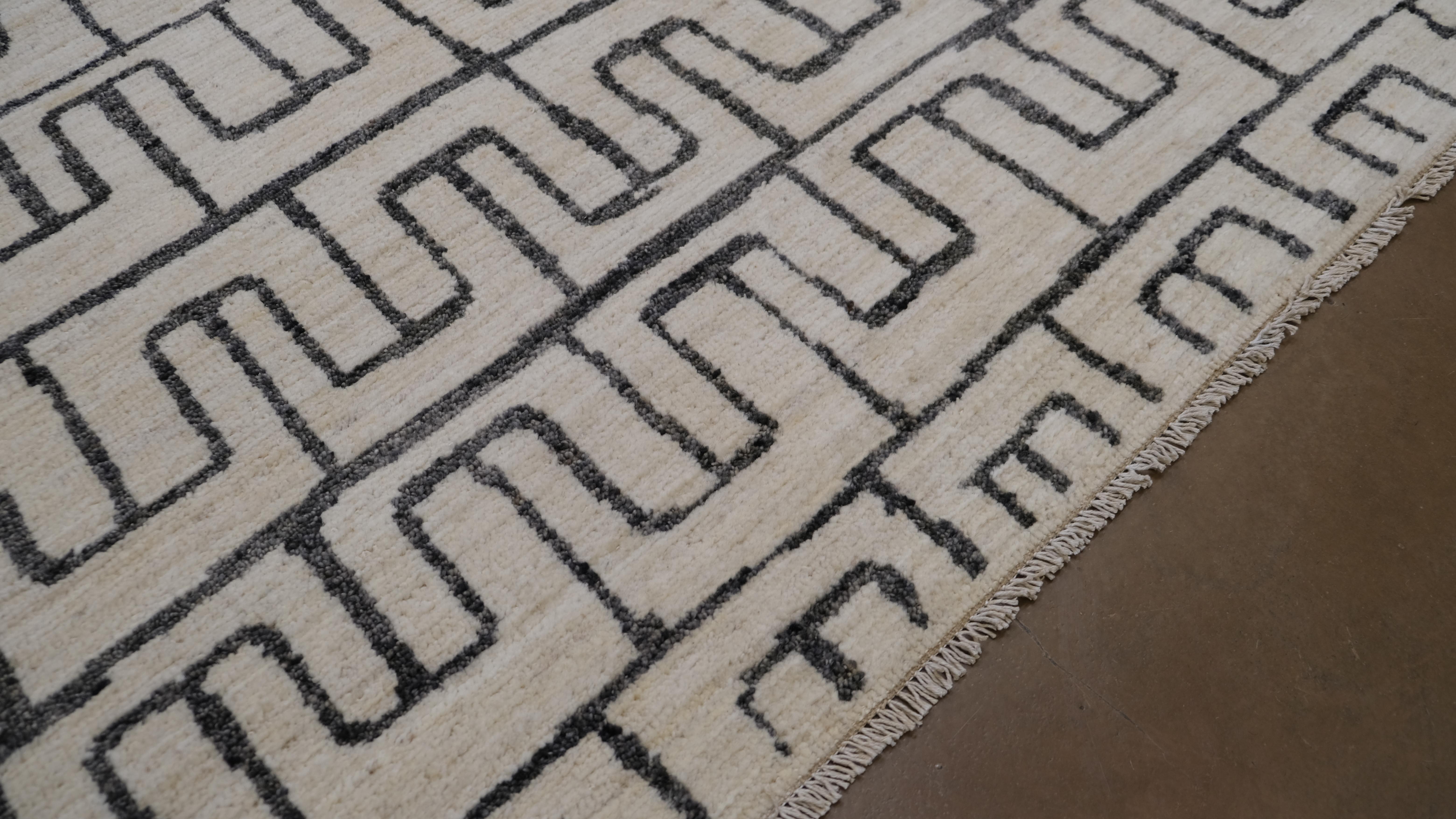 Moderner elfenbeinfarbener und grauer geometrischer Wollteppich 8'10''x11'9'' (21. Jahrhundert und zeitgenössisch) im Angebot