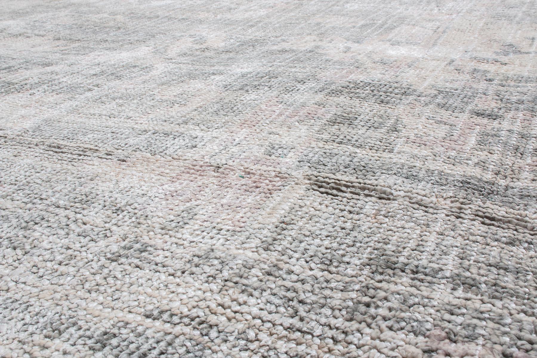 Dieses in einer unserer renommiertesten Werkstätten in Indien handgeknüpfte Stück ist das jüngste Mitglied der Modern Classics Collection von Rug & Kilim, die ihre einzigartige Mischung aus Wolle und schwerer, glänzender Seide mit einer Kombination