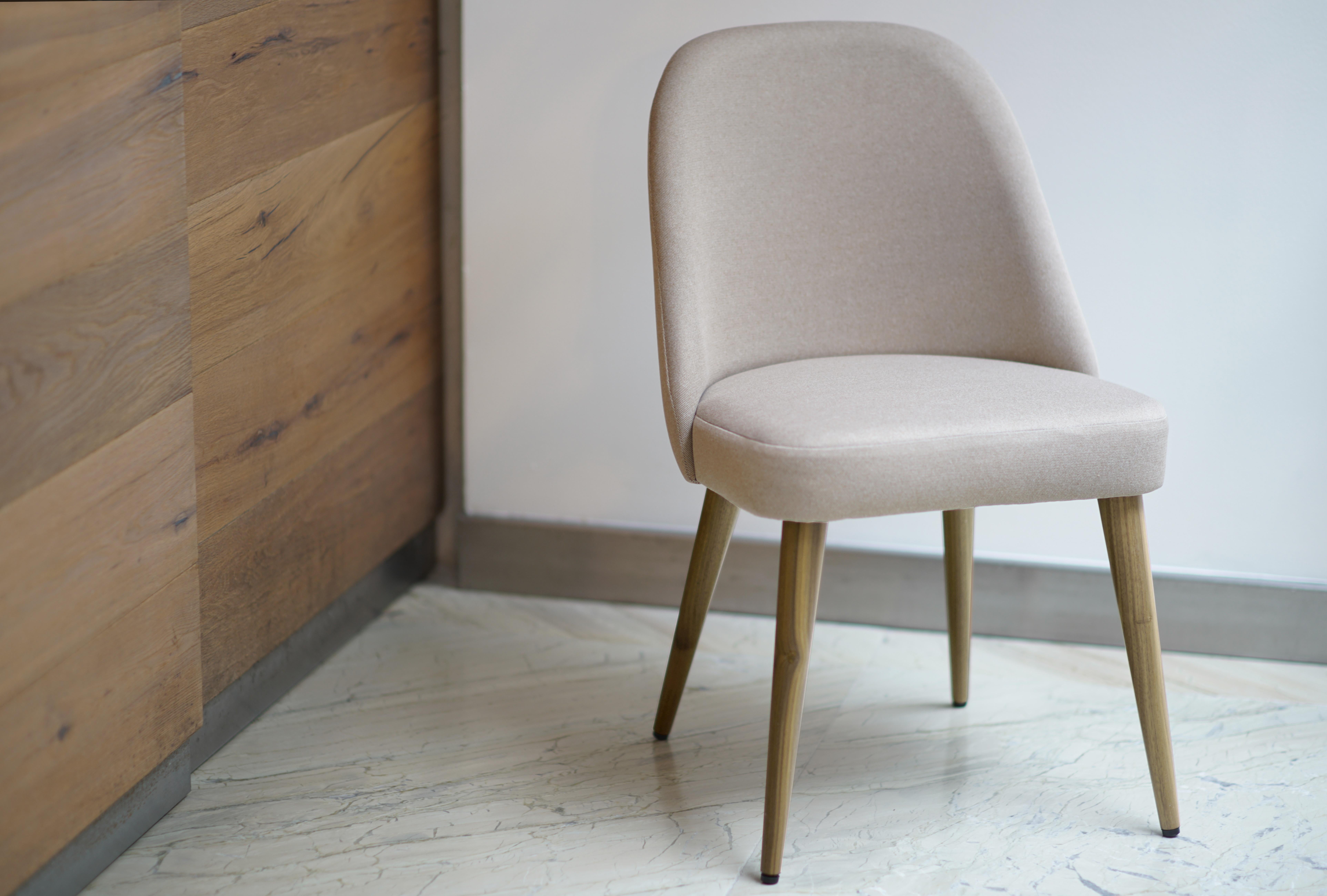 Moderne Chaise de salle à manger moderne en tissu ivoire et beige avec base en chêne en vente