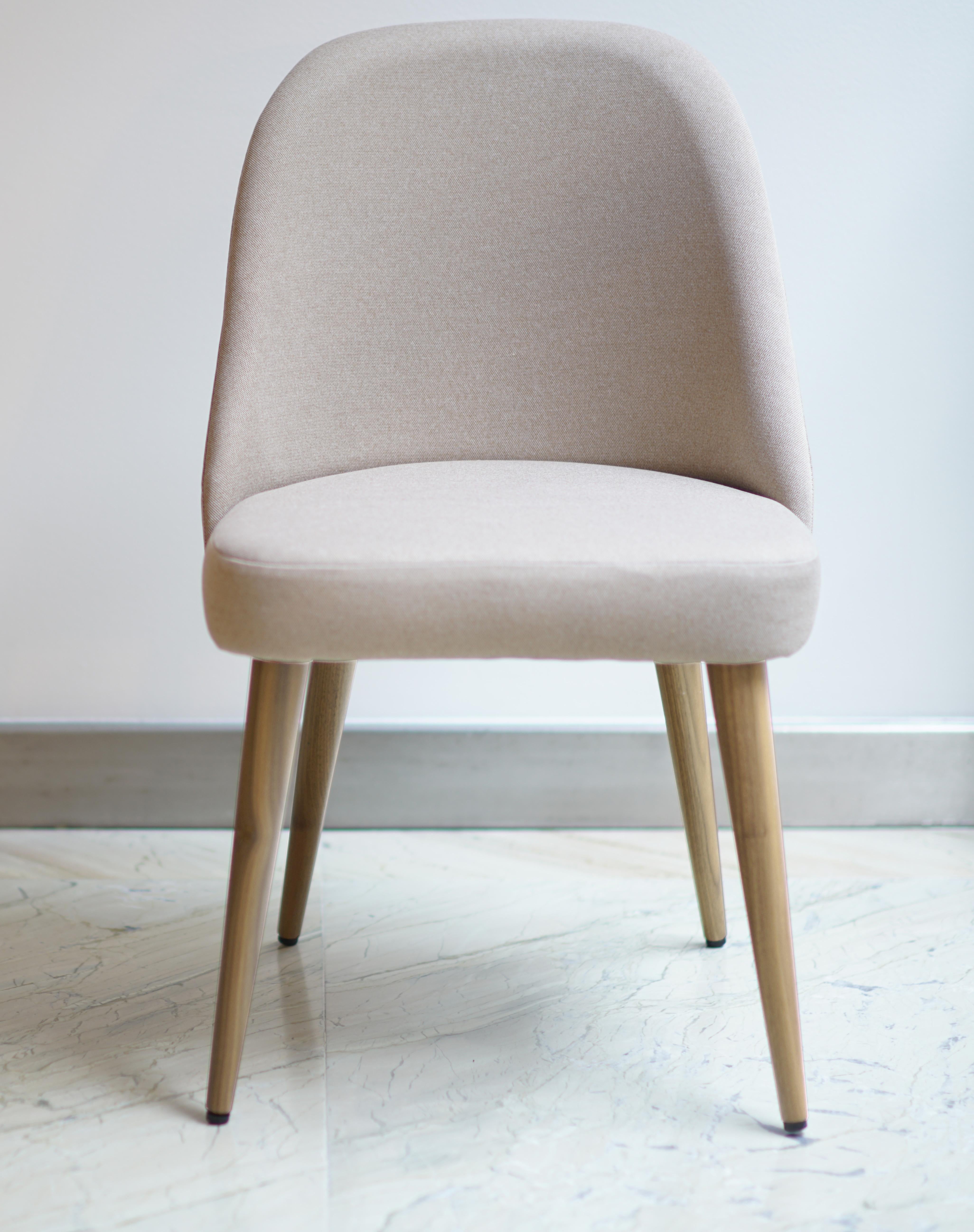 Modern Ivory Beige Fabric Dining Chair with Oak Base In New Condition For Sale In Mexico, MX