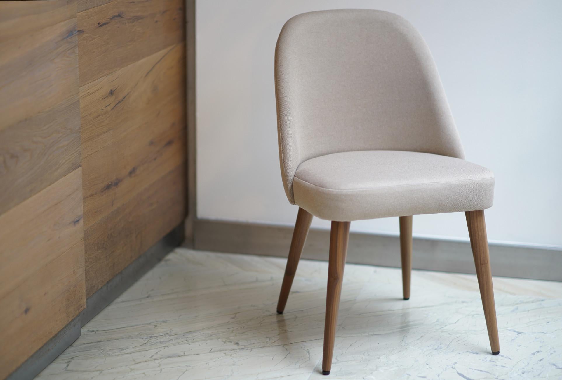 Moderno Sedia da pranzo moderna in tessuto beige avorio con base in noce in vendita