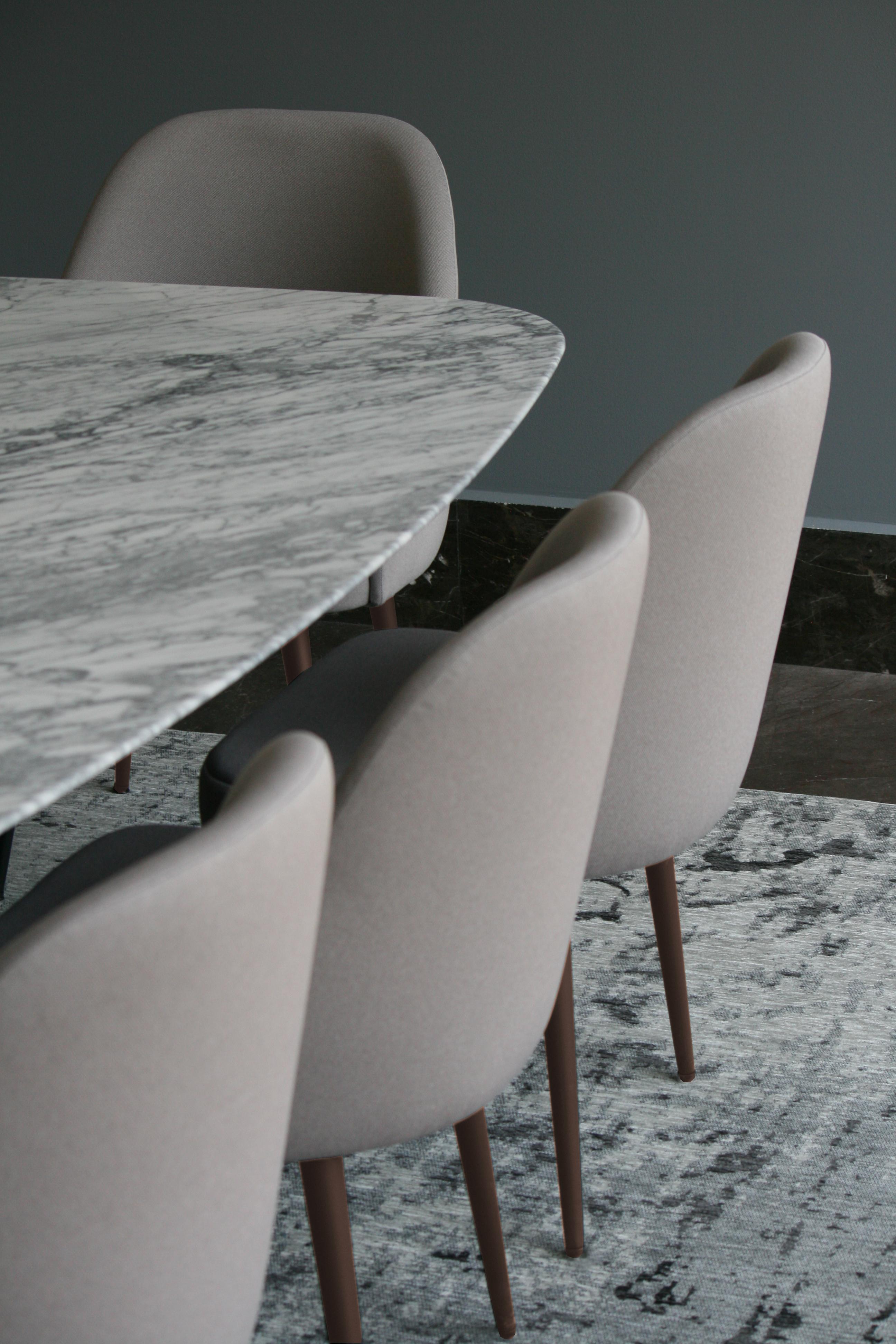 Sedia da pranzo moderna in tessuto beige avorio con base in noce in vendita 1