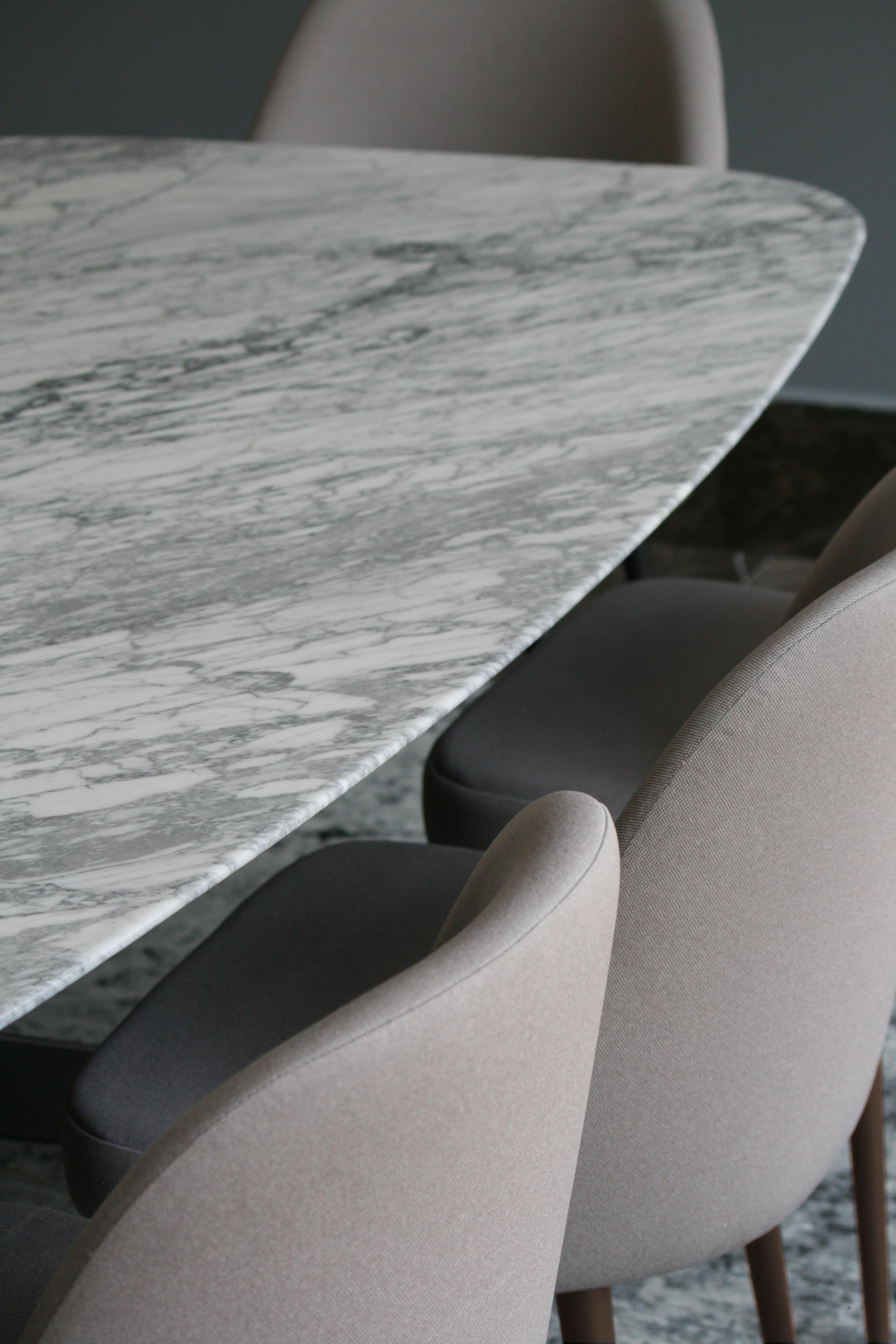 Sedia da pranzo moderna in tessuto beige avorio con base in noce in vendita 2