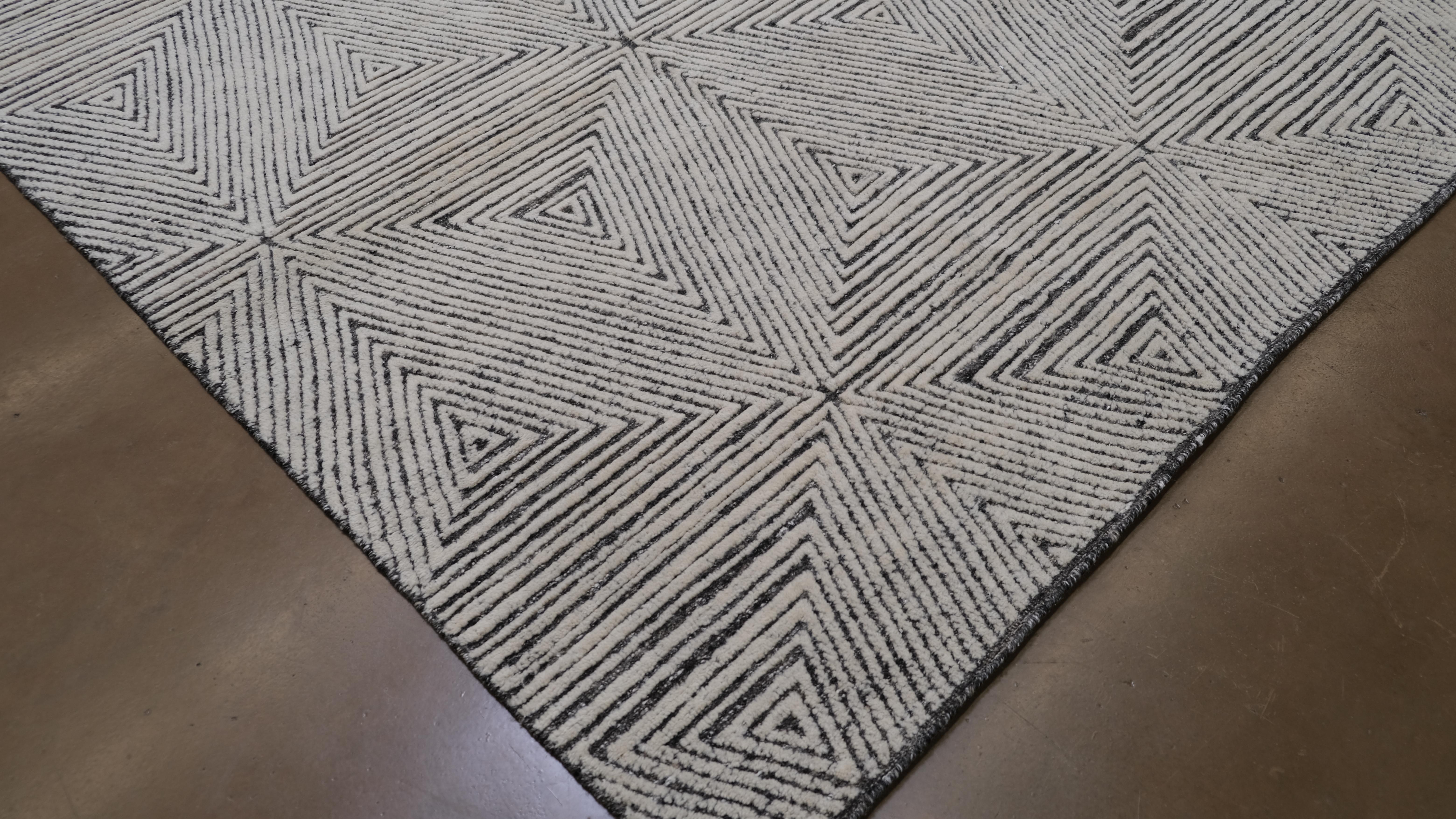 Moderne Tapis moderne en laine ivoire à motif triangulaire géométrique 9'x12' en vente