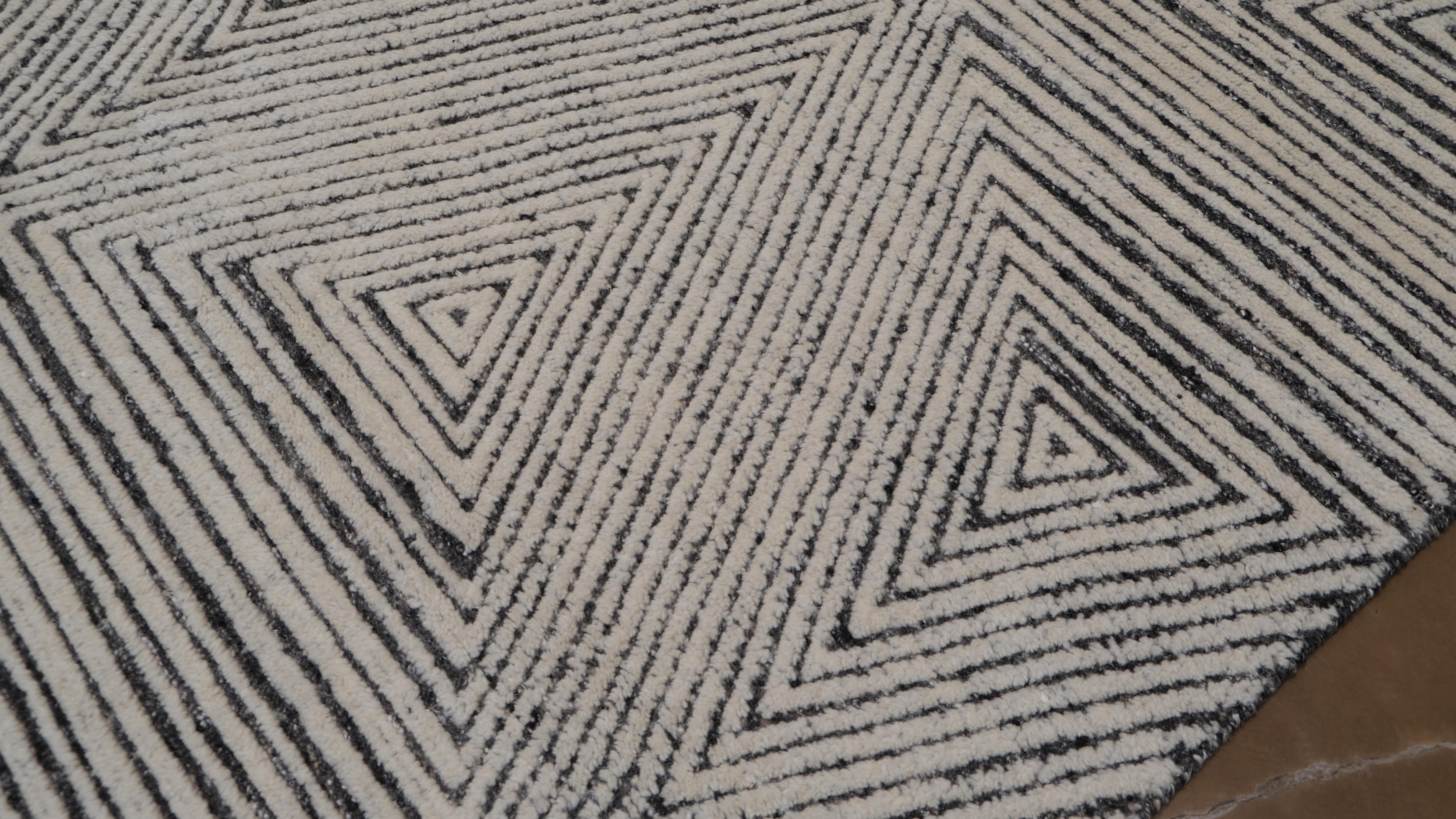 Asiatique Tapis moderne en laine ivoire à motif triangulaire géométrique 9'x12' en vente