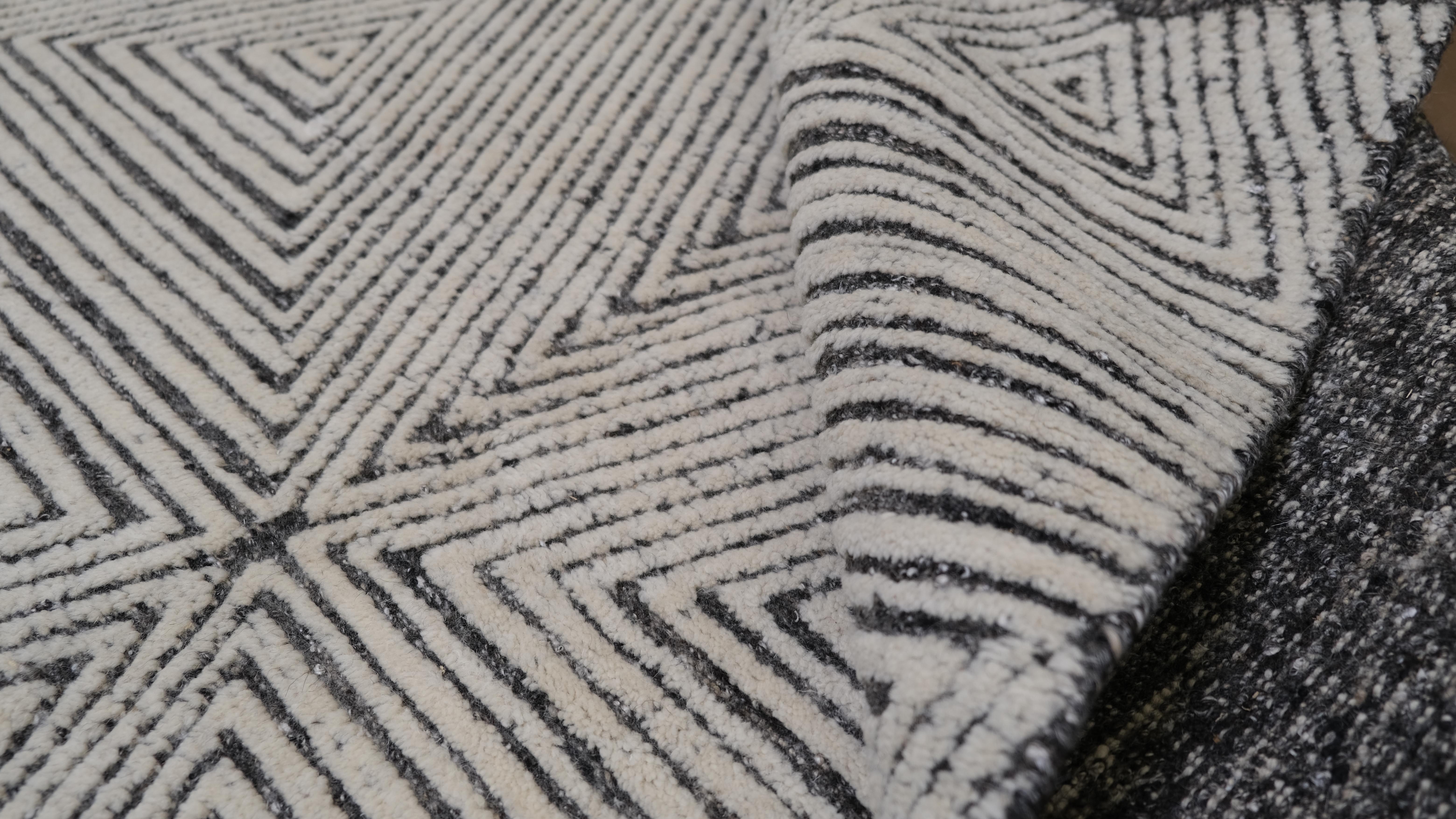 Noué à la main Tapis moderne en laine ivoire à motif triangulaire géométrique 9'x12' en vente