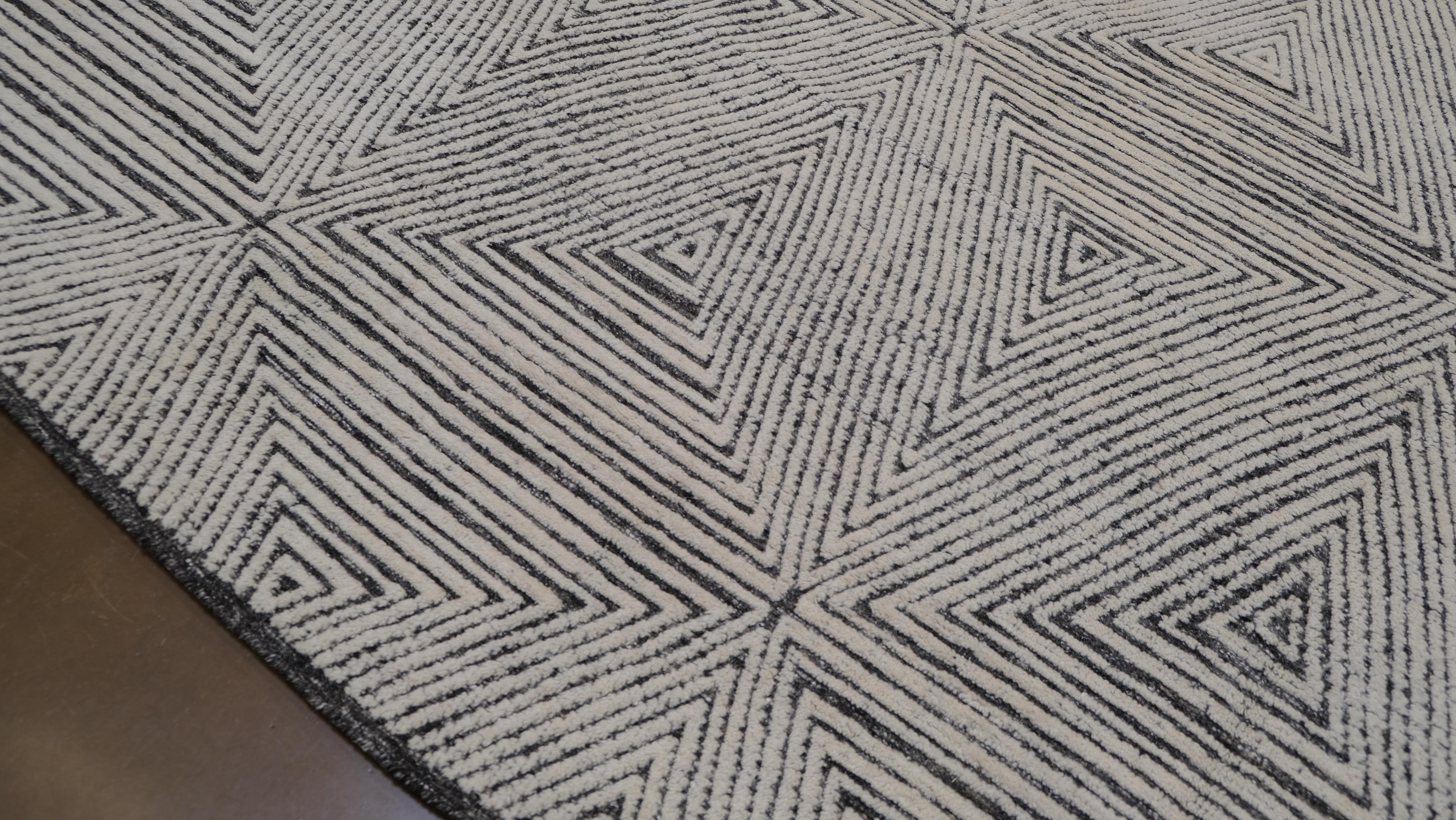 Tapis moderne en laine ivoire à motif triangulaire géométrique 9'x12' Neuf - En vente à Torrance, CA