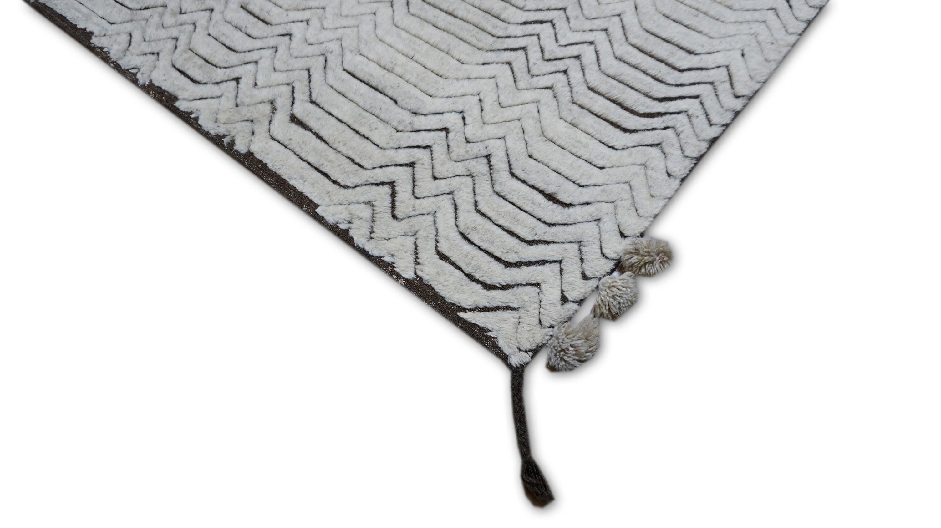 Moderner elfenbeinfarbener grauer Wollteppich mit Chevron-Motiv 8'x10' (Handgeknüpft) im Angebot