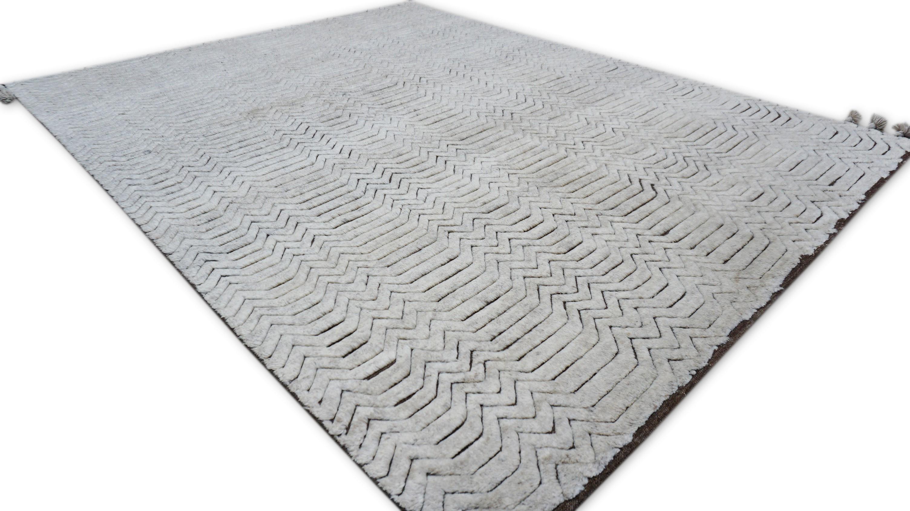 Moderner elfenbeinfarbener grauer Wollteppich mit Chevron-Motiv 8'x10' im Zustand „Neu“ im Angebot in Torrance, CA