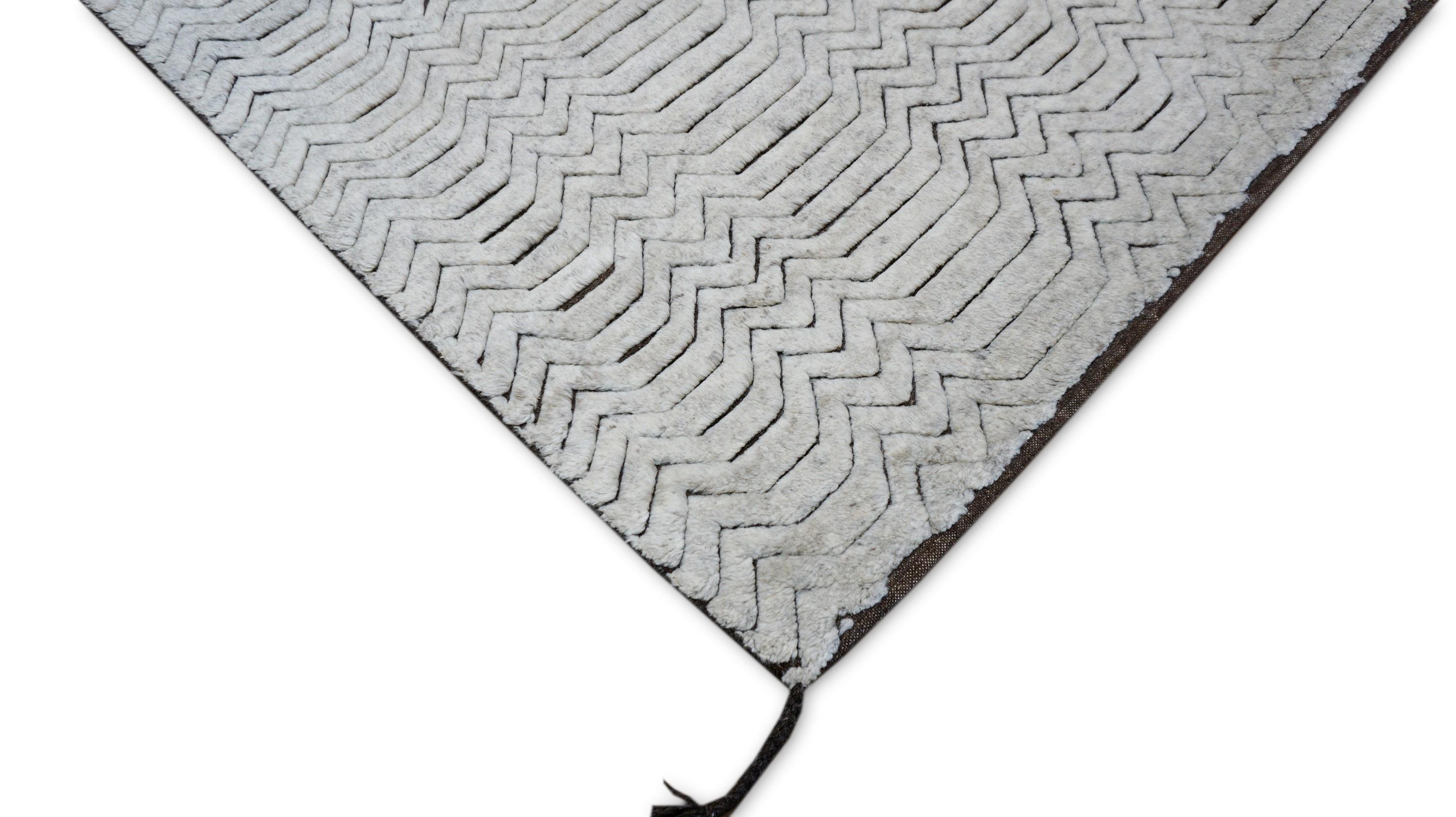 Moderner elfenbeinfarbener grauer Wollteppich mit Chevron-Motiv 8'x10' (21. Jahrhundert und zeitgenössisch) im Angebot