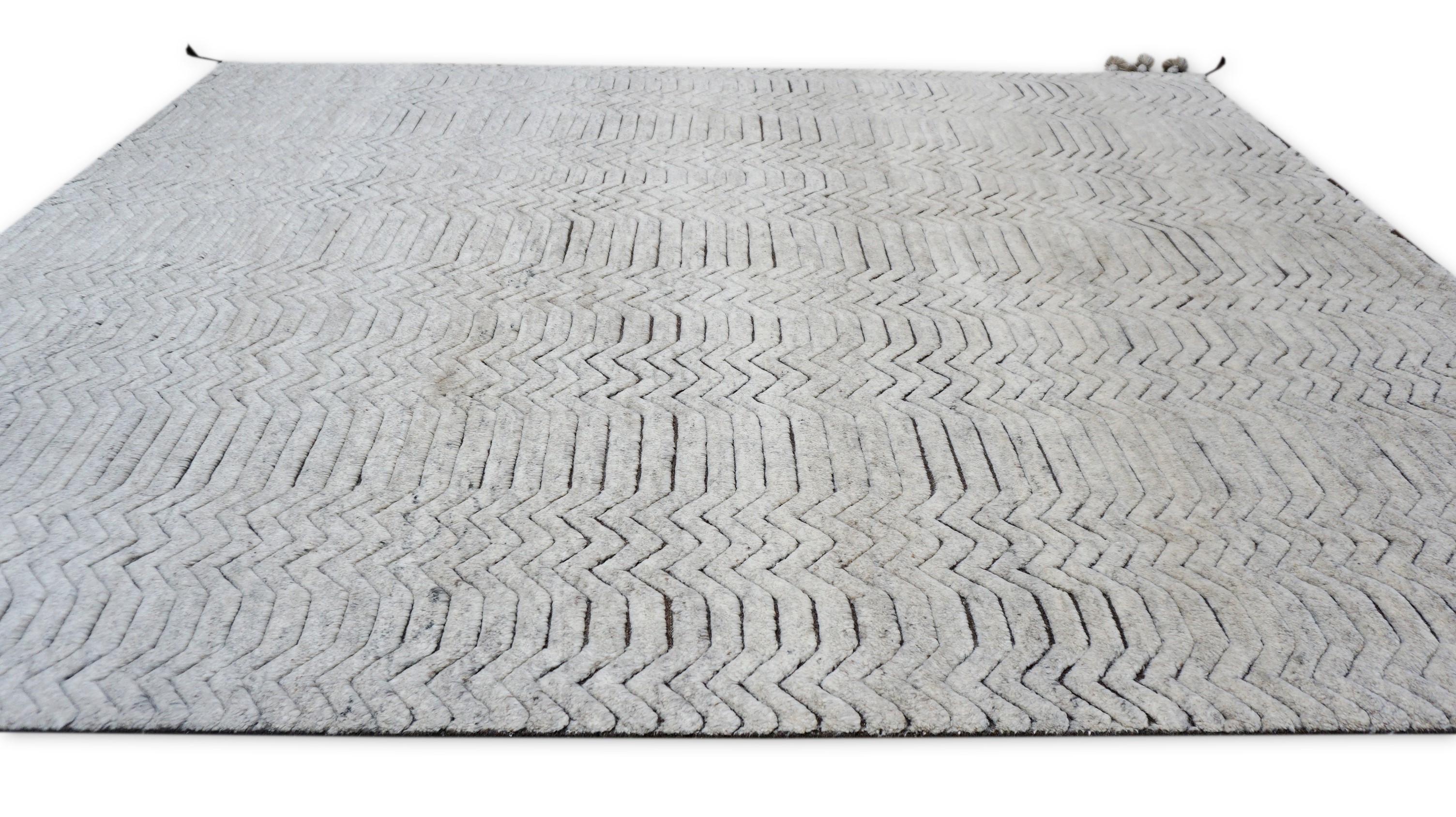 Moderner elfenbeinfarbener grauer Wollteppich mit Chevron-Motiv 8'x10' (Wolle) im Angebot