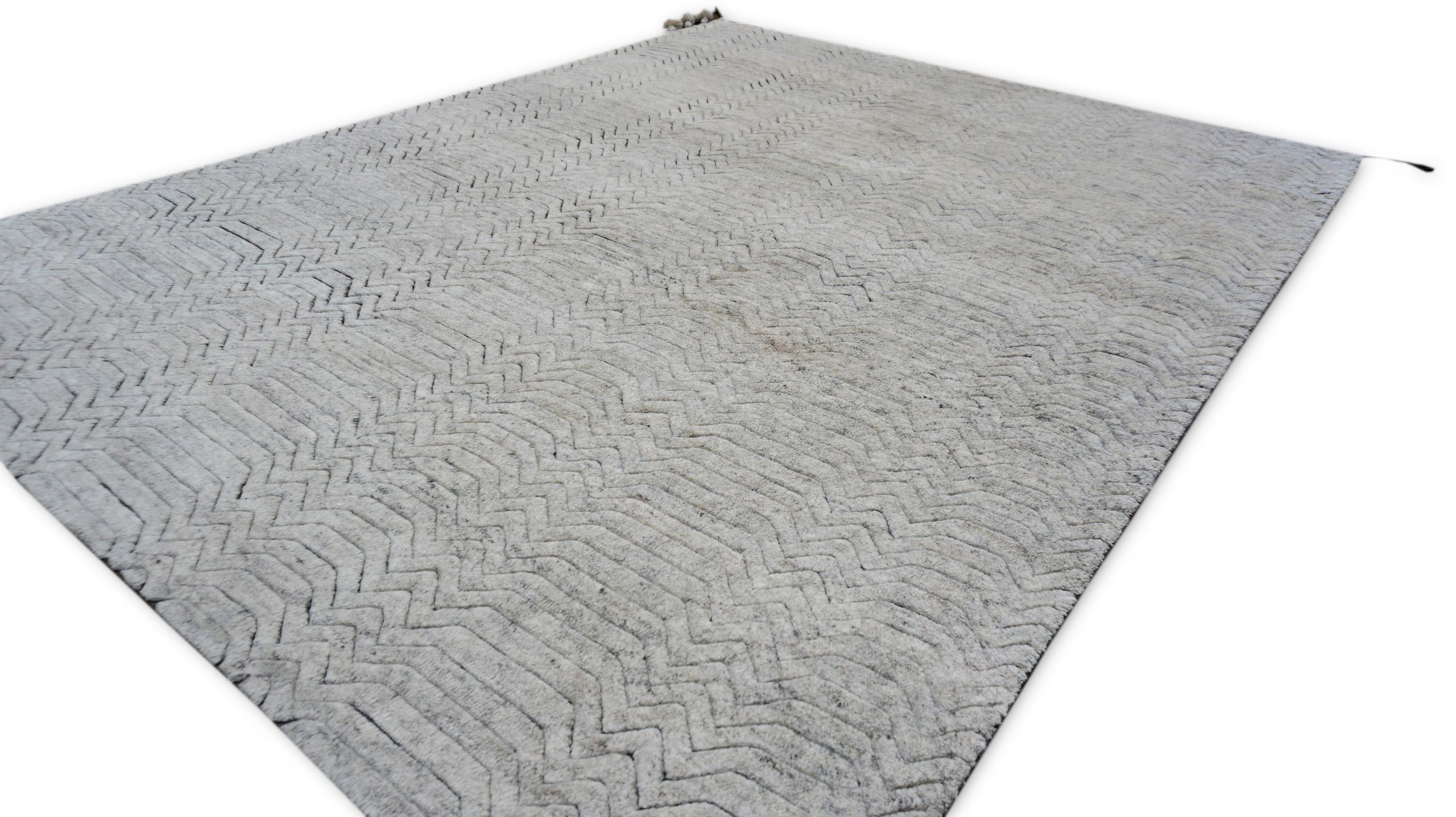 Moderner elfenbeinfarbener grauer Wollteppich mit Chevron-Motiv 8'x10' im Angebot 1