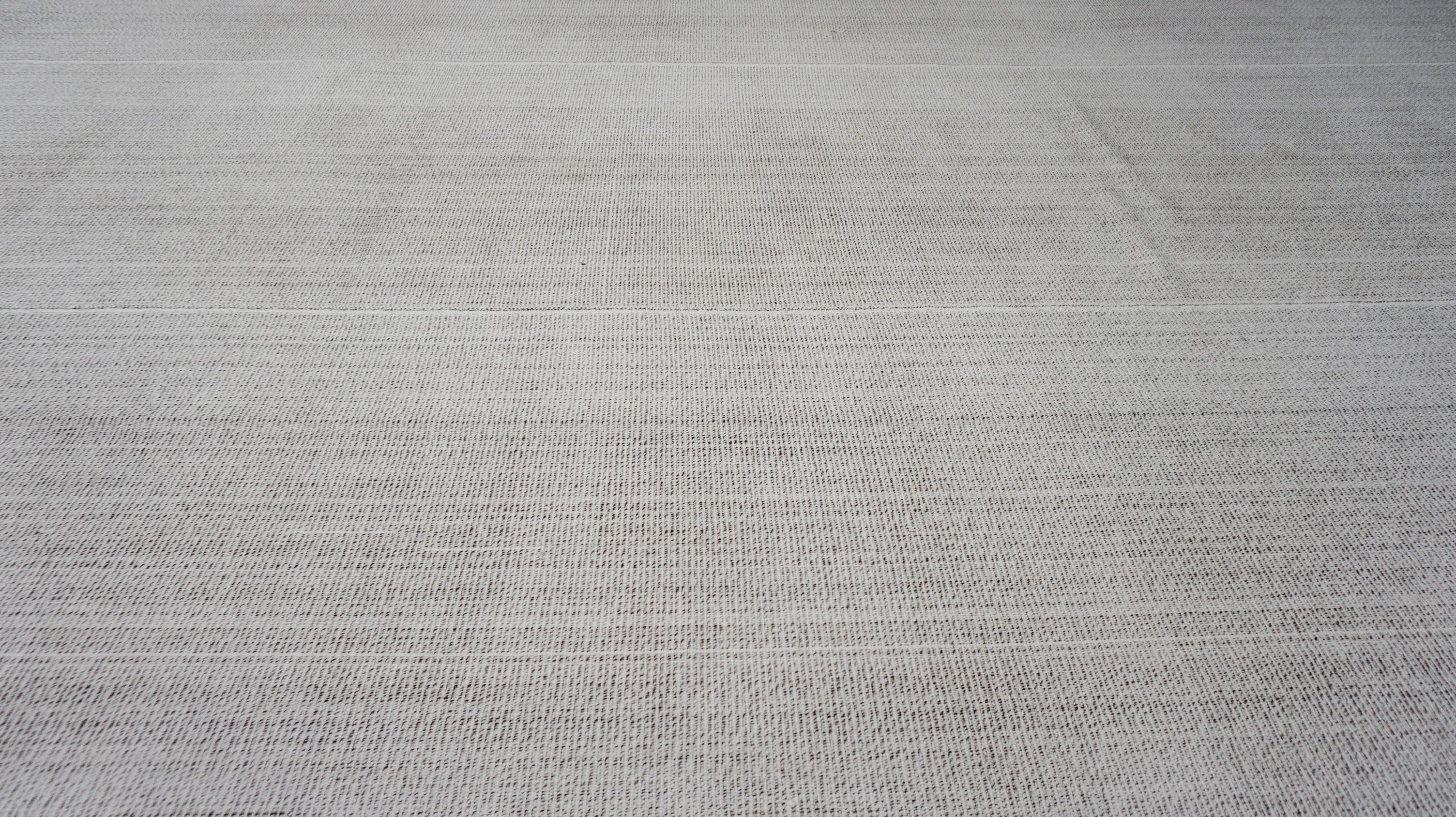 Turco Tappeto a tessitura piatta in lana moderno grigio avorio dal design sottile e lineare 10'2''x13'4'' in vendita