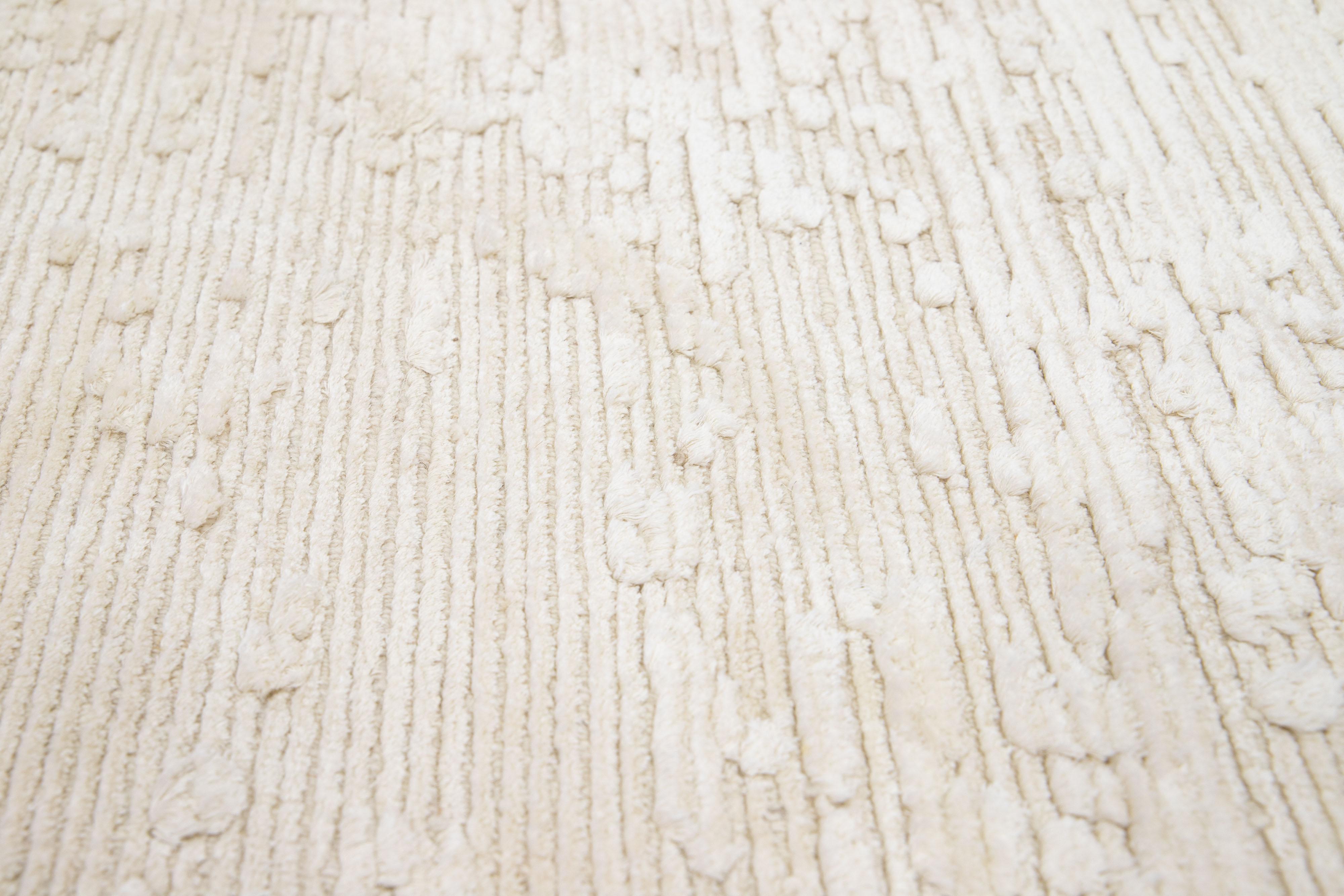 Apadana's Modern Woll- und Seidenteppich. Kundenspezifische Größen und Farben auf Bestellung.

MATERIAL: 100 Knoten, Wolle und Seide.
Techniken: Handgeknüpft.
Stil: Modern.
Vorlaufzeit: Ca. 15-16 Wochen verfügbar.
Farben: Wie abgebildet, andere