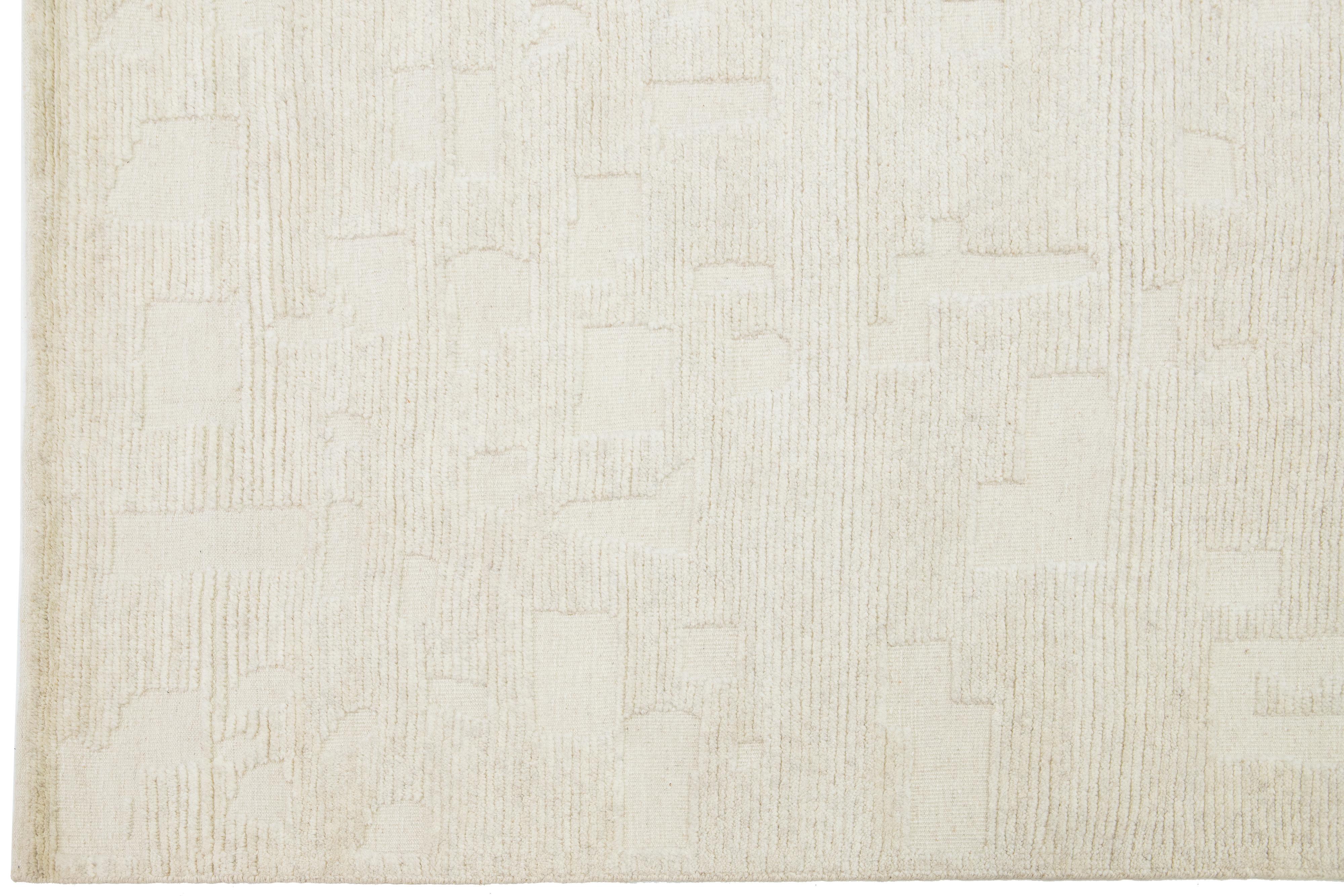 Moderner elfenbeinfarbener Wollteppich im marokkanischen Stil von Apadana mit minimalistischem Motiv im Zustand „Neu“ im Angebot in Norwalk, CT
