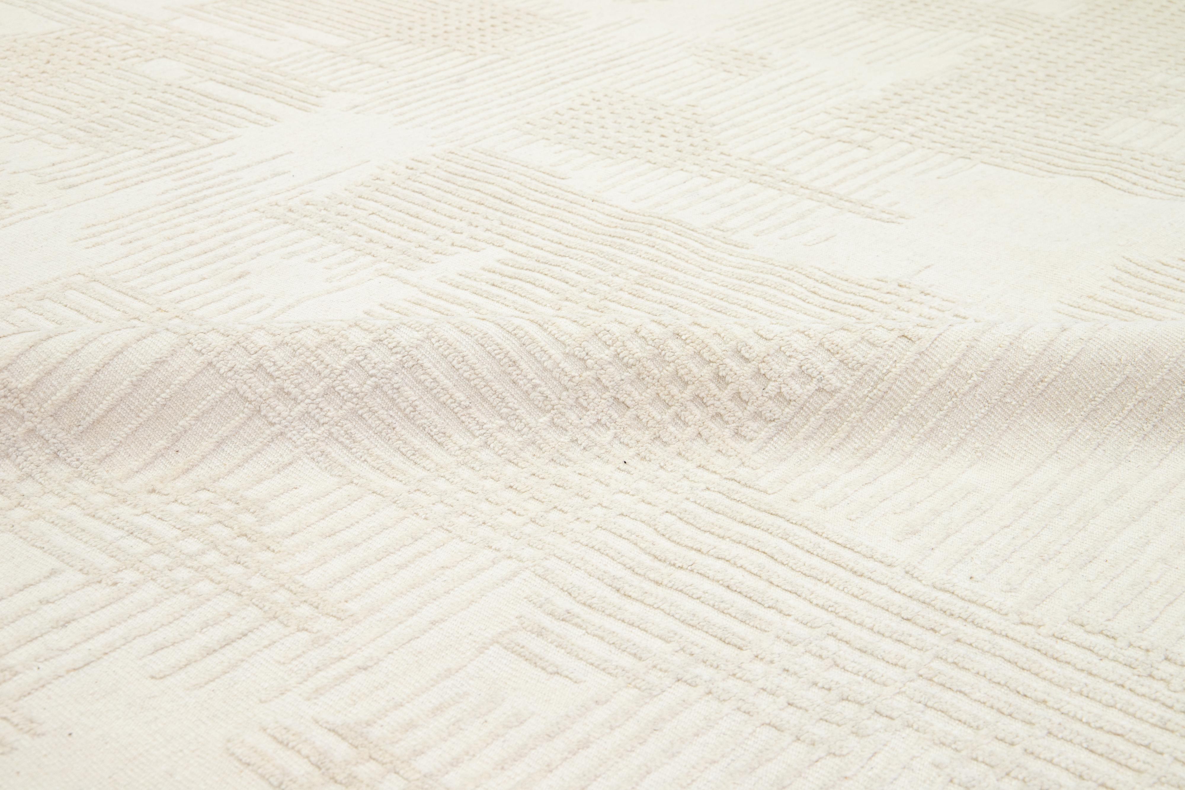 Tappeto moderno in lana avorio in stile marocchino con design neutro di Apadana in vendita 2