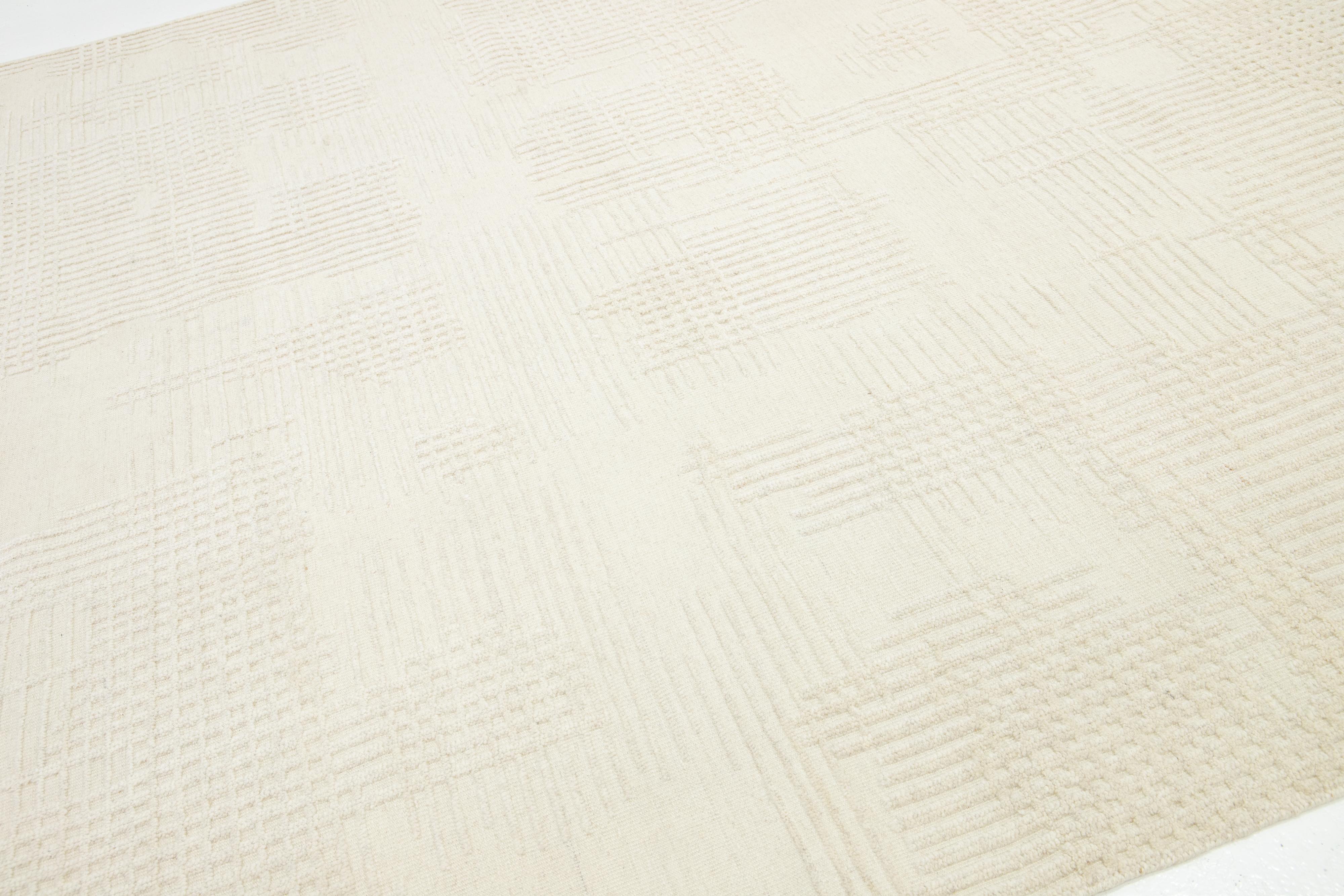 Indiano Tappeto moderno in lana avorio in stile marocchino con design neutro di Apadana in vendita