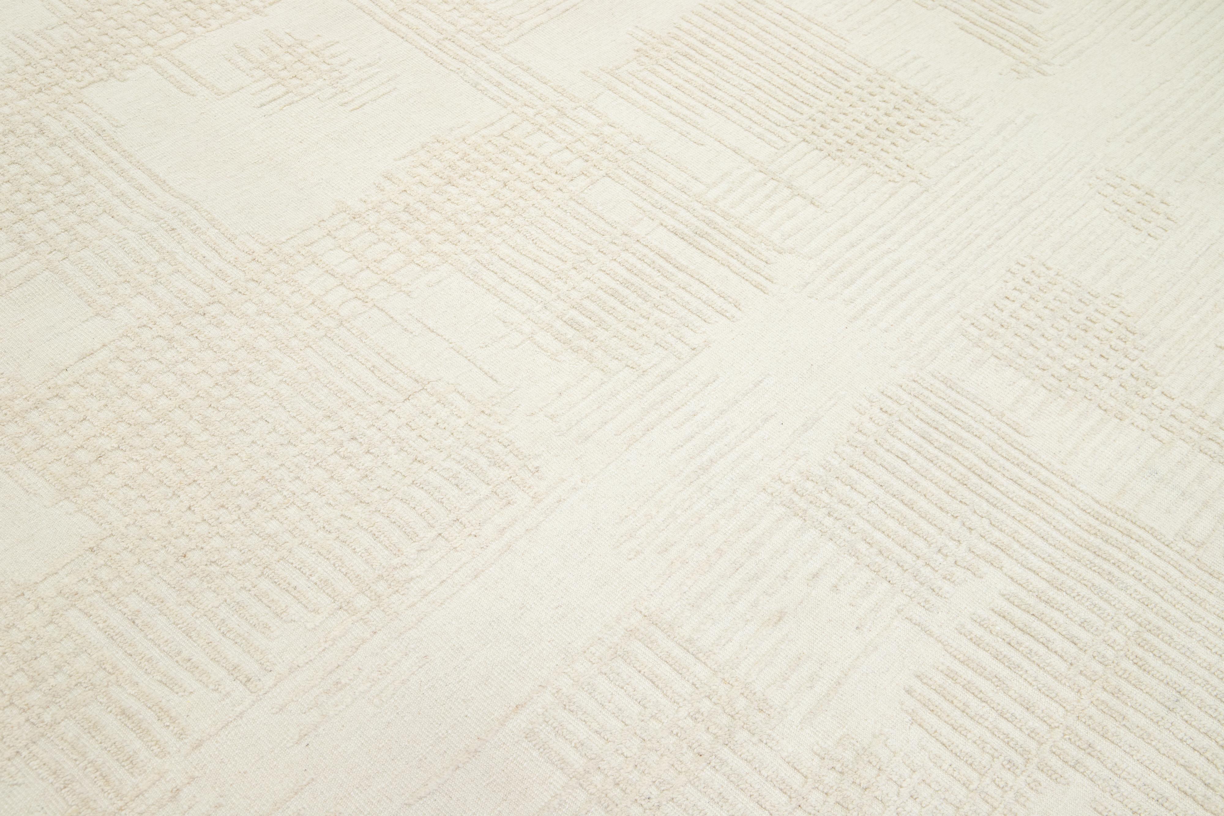 Tappeto moderno in lana avorio in stile marocchino con design neutro di Apadana in vendita 1