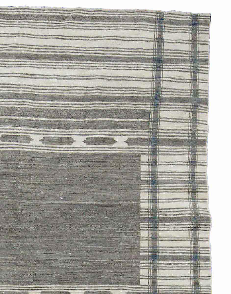 Moderner moderner elfenbeinfarbener Oushak-Teppich mit Medaillons und geometrischen Details in Grau und Schwarz (Türkisch) im Angebot