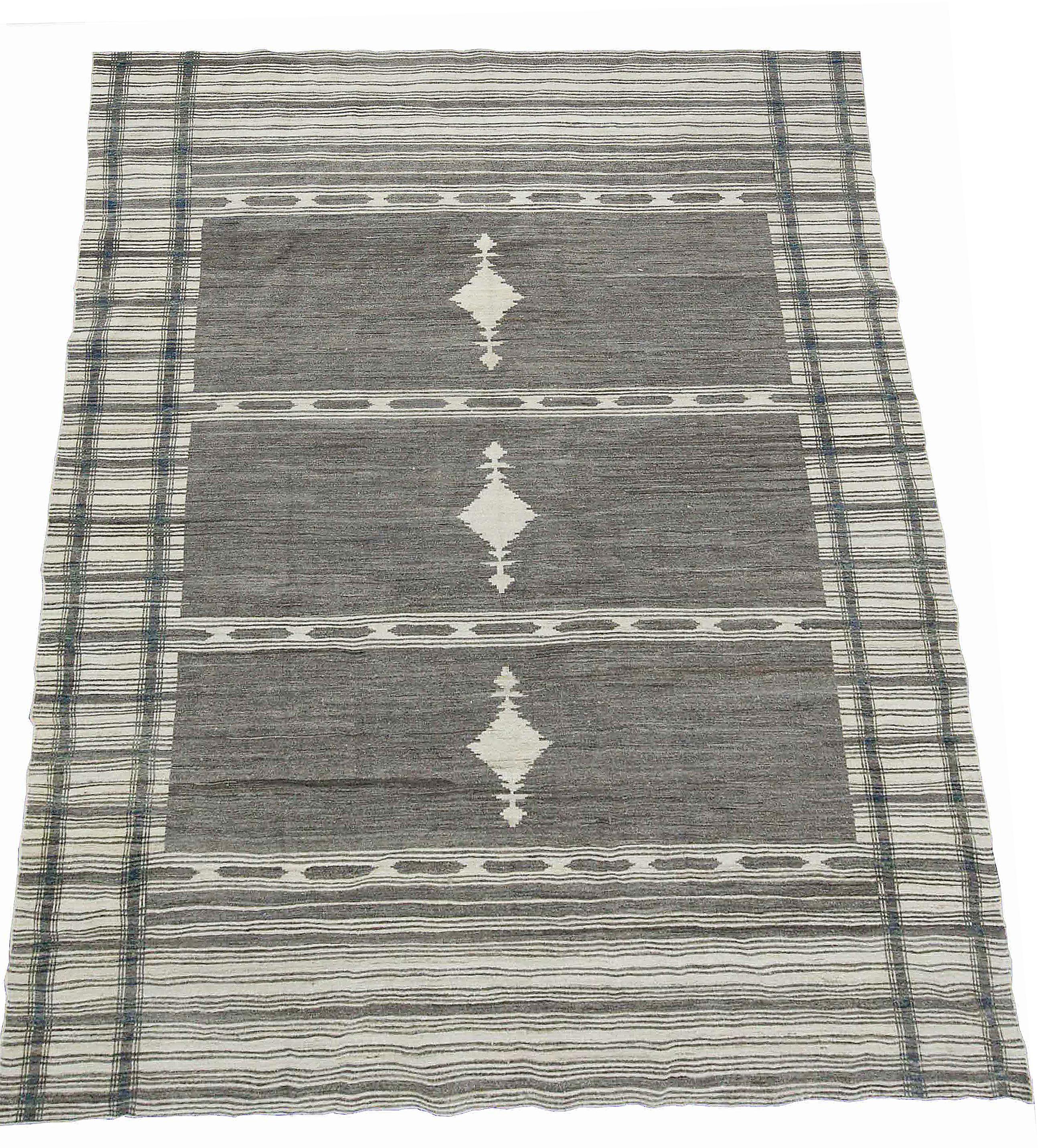 Moderner moderner elfenbeinfarbener Oushak-Teppich mit Medaillons und geometrischen Details in Grau und Schwarz (Handgewebt) im Angebot