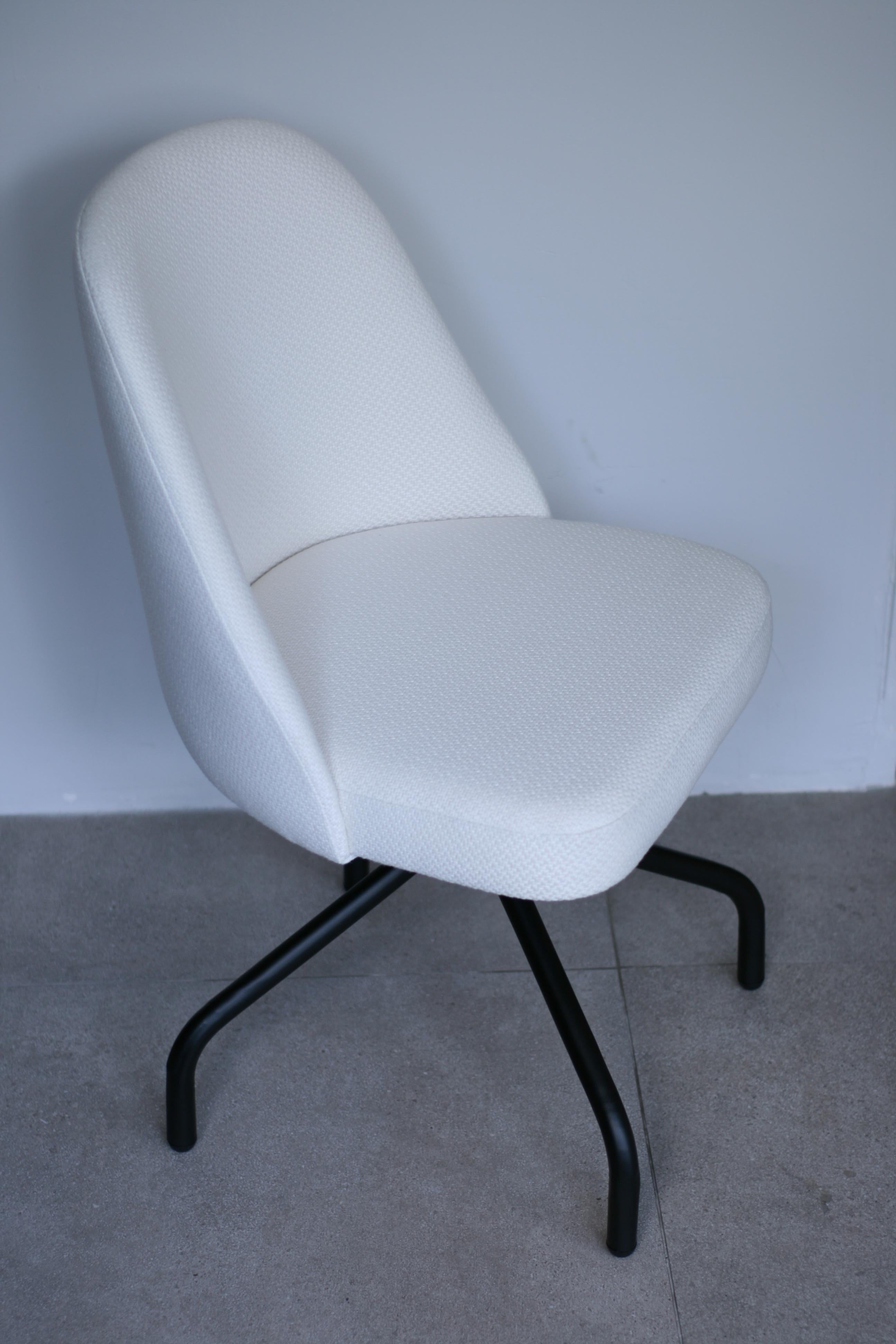 Collection d'Helsinki. Chaise de bureau Helsinki : simple, élégante, confortable. Disponible en base de chêne et de noyer ou dans des matériaux personnalisés, peut être tapissé avec une variété de tissus et de couleurs. Existe également en fauteuil