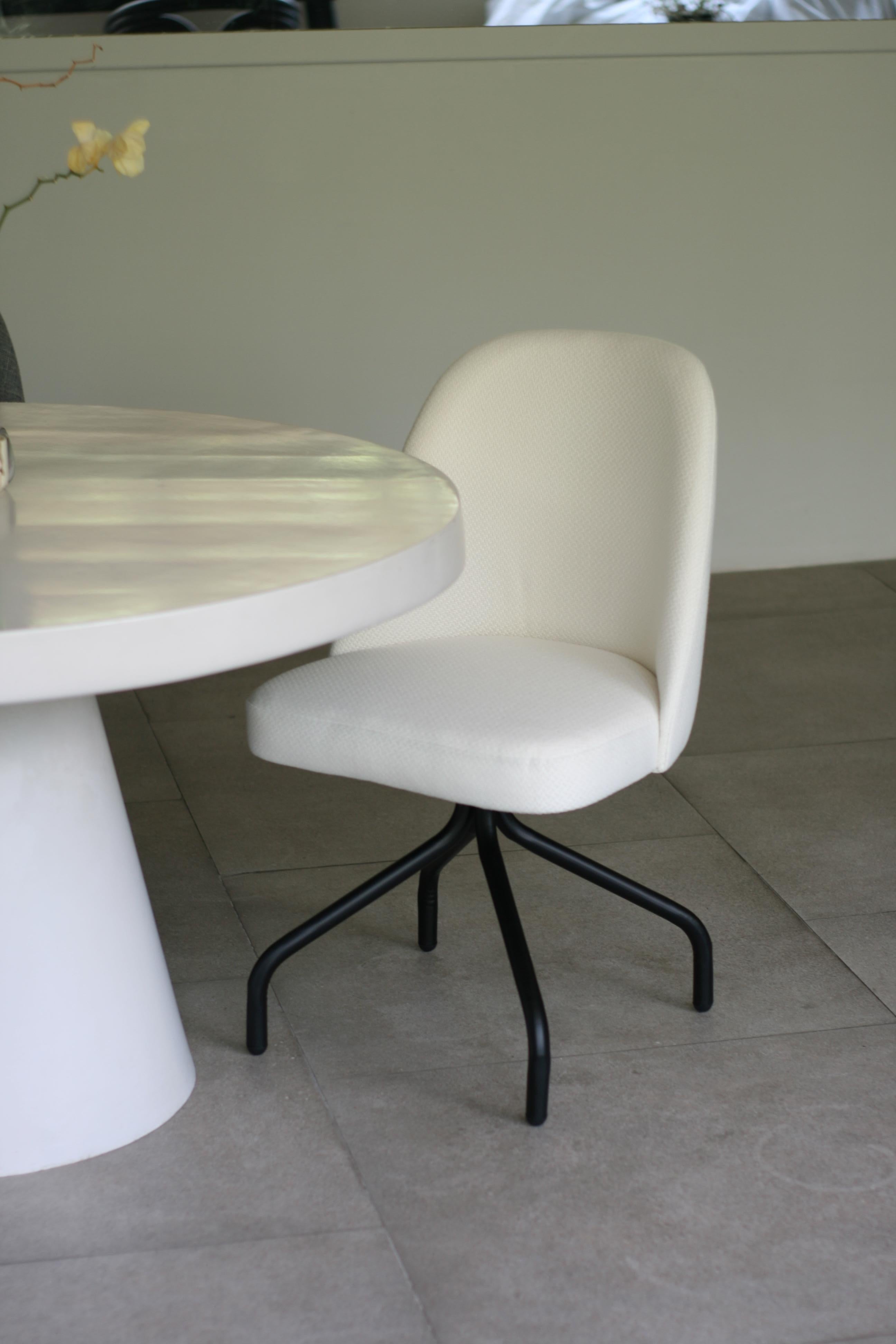 Moderne Chaise moderne en tissu ivoire et blanc avec base en acier noir en vente