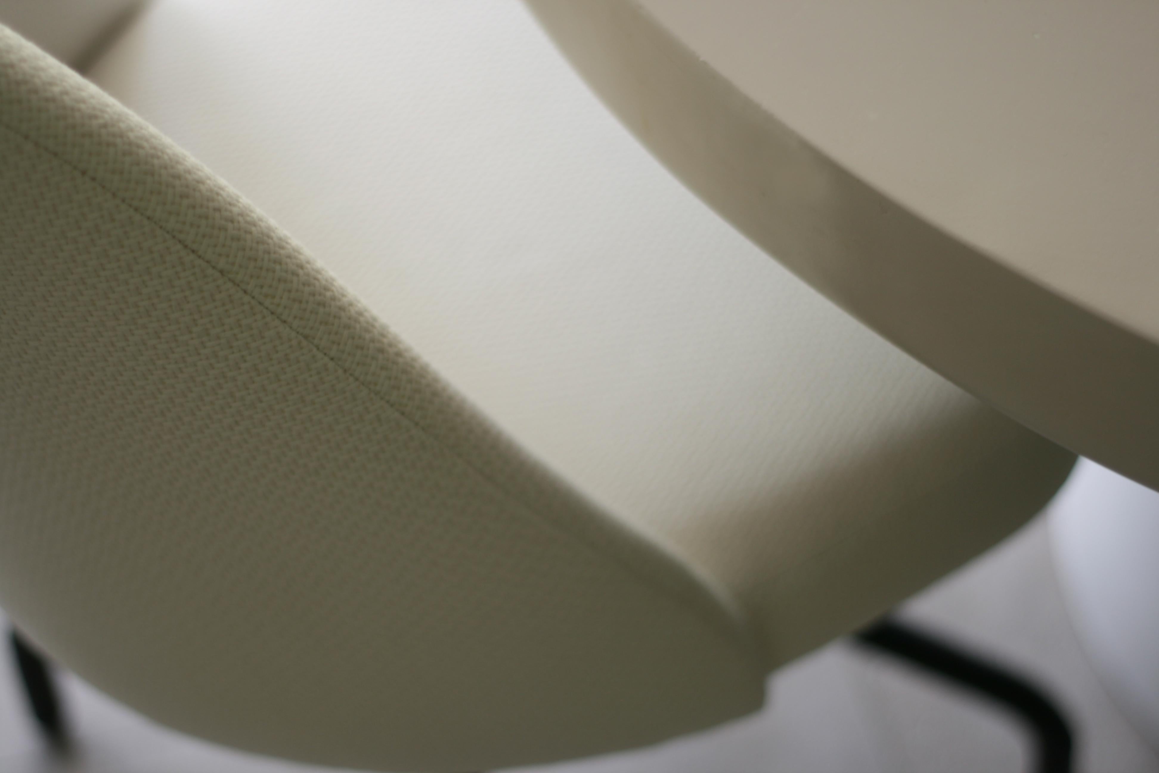 Chaise moderne en tissu ivoire et blanc avec base en acier noir Neuf - En vente à Mexico, MX