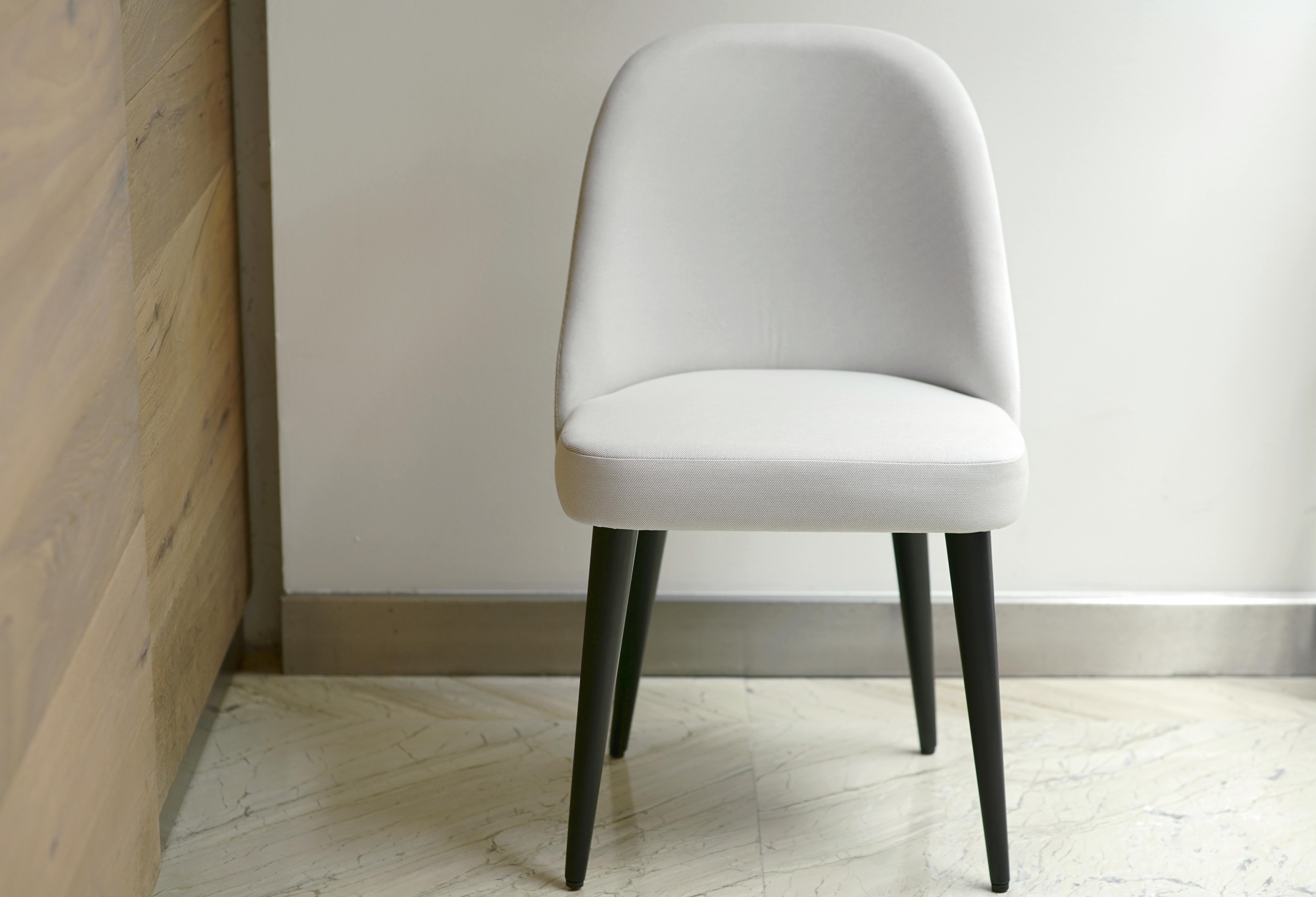 Moderne Chaise de salle à manger moderne en tissu ivoire et blanc avec base en chêne peinte en noir en vente