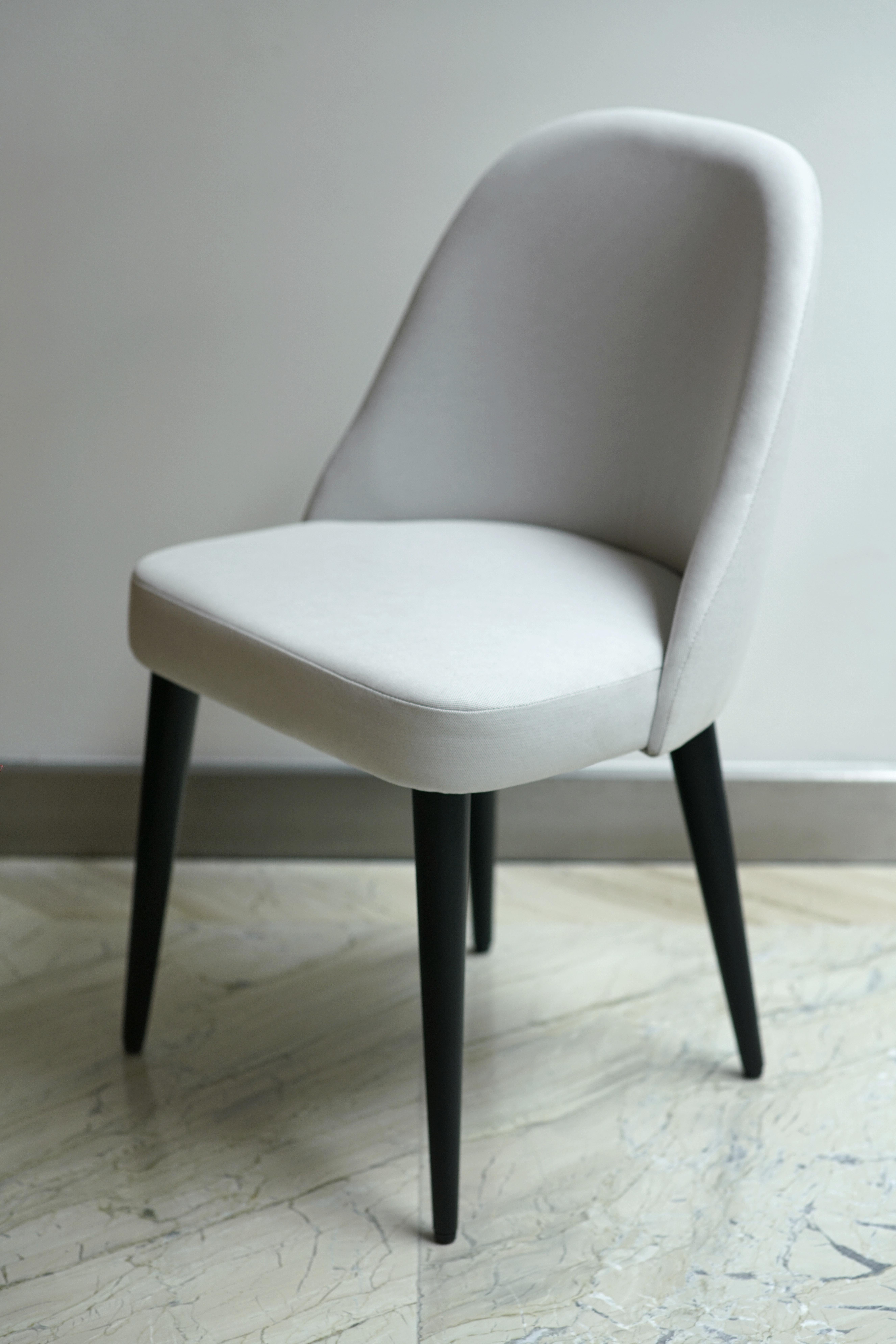 Peint Chaise de salle à manger moderne en tissu ivoire et blanc avec base en chêne peinte en noir en vente
