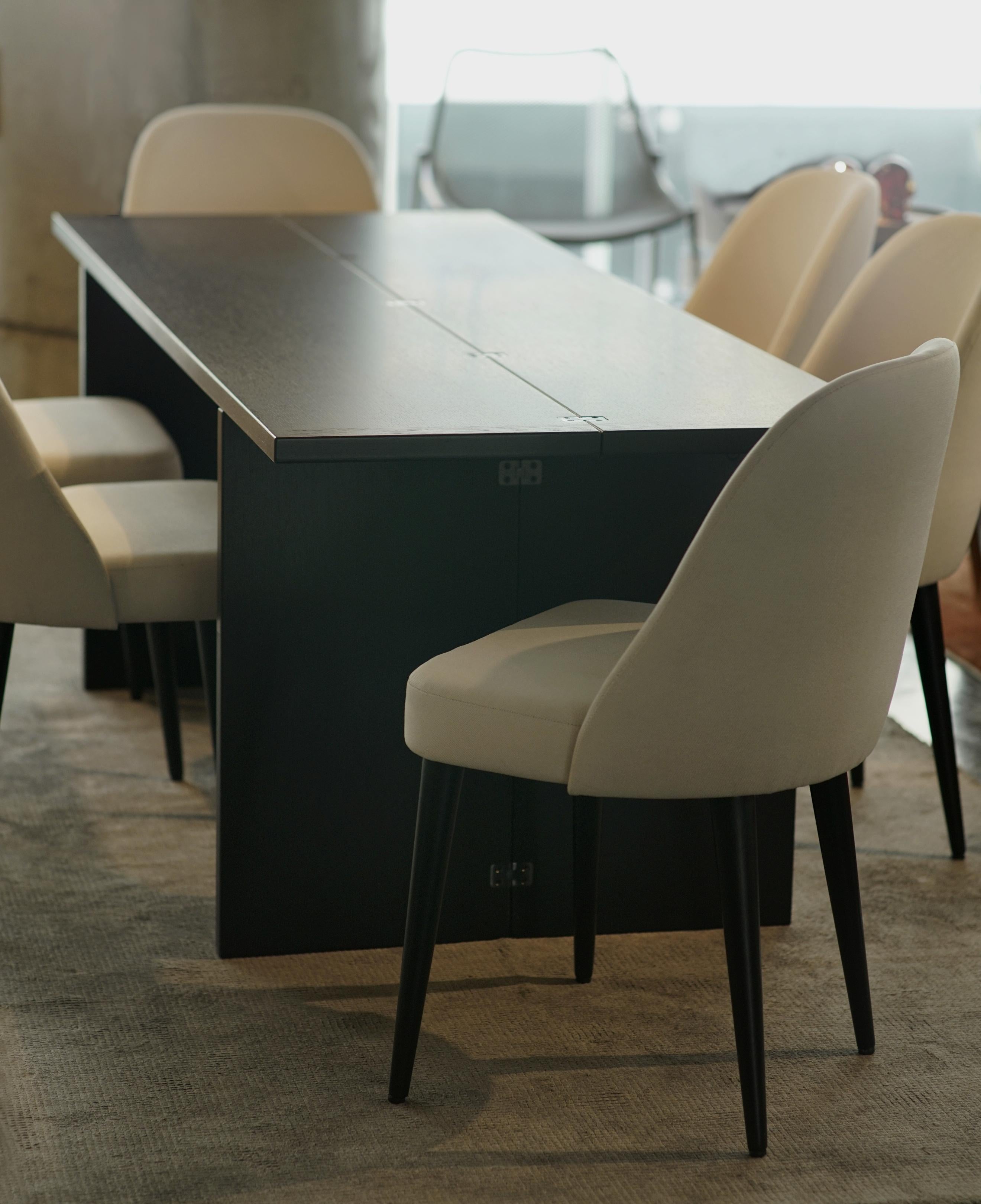 Chaise de salle à manger moderne en tissu ivoire et blanc avec base en chêne peinte en noir Neuf - En vente à Mexico, MX