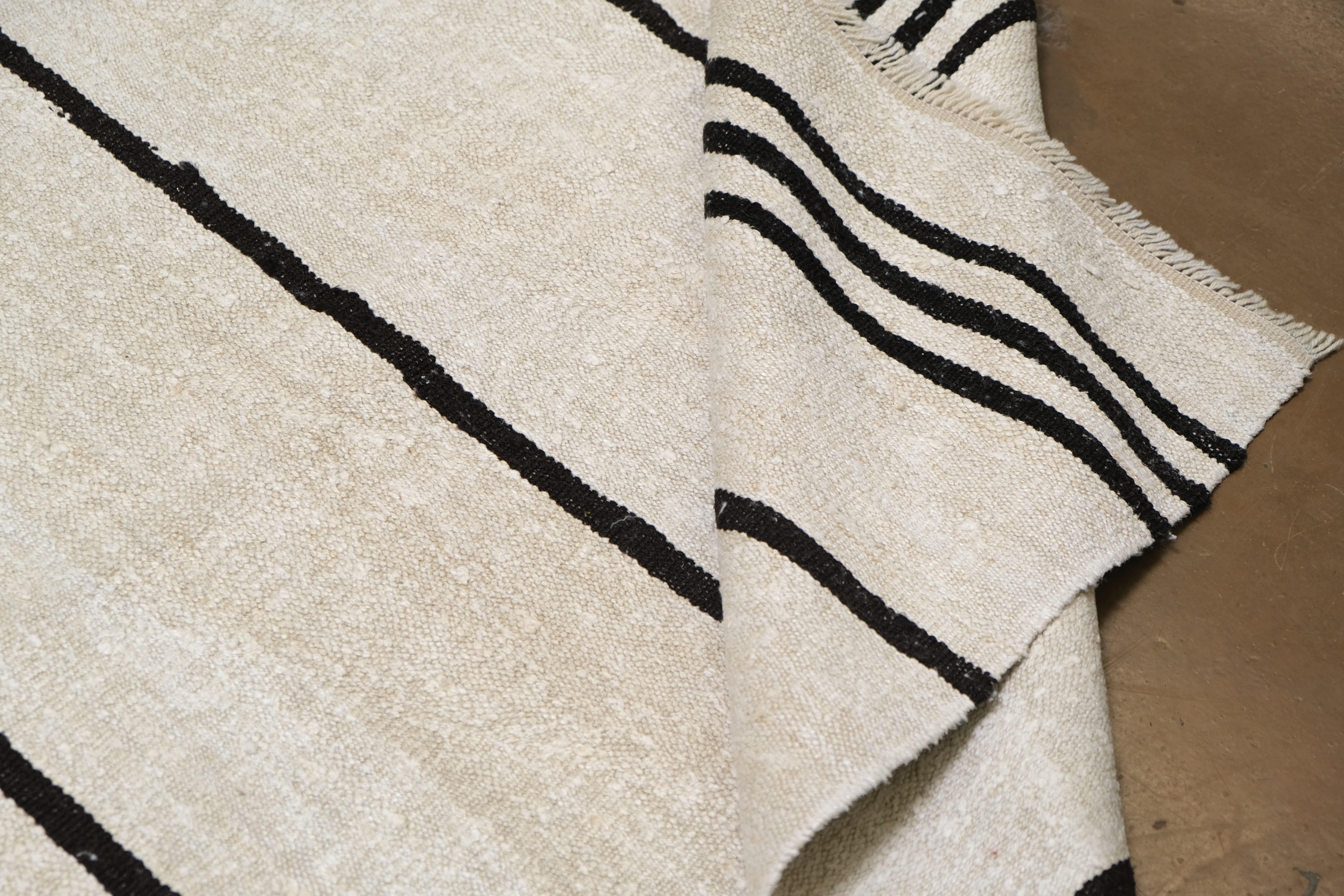 Moderner elfenbeinfarbener Hanf-Teppich mit schwarzer Linierung 9'9''x14' im Angebot 4