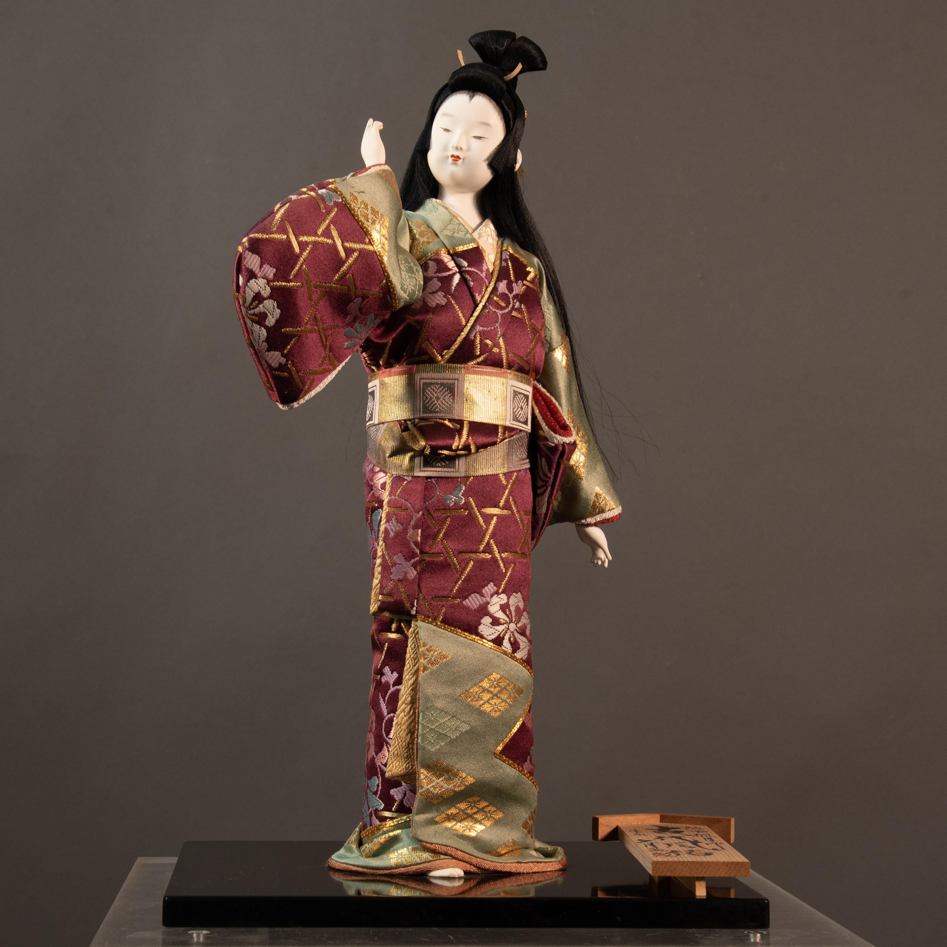 Bellissima statua d'epoca che rappresenta Gheisha in costume tradizionale 
Base in legno ebanizzato 
Ogni articolo della nostra Galleria, su richiesta, è accompagnato da un certificato di autenticità rilasciato da Sabrina Egidi, funzionario